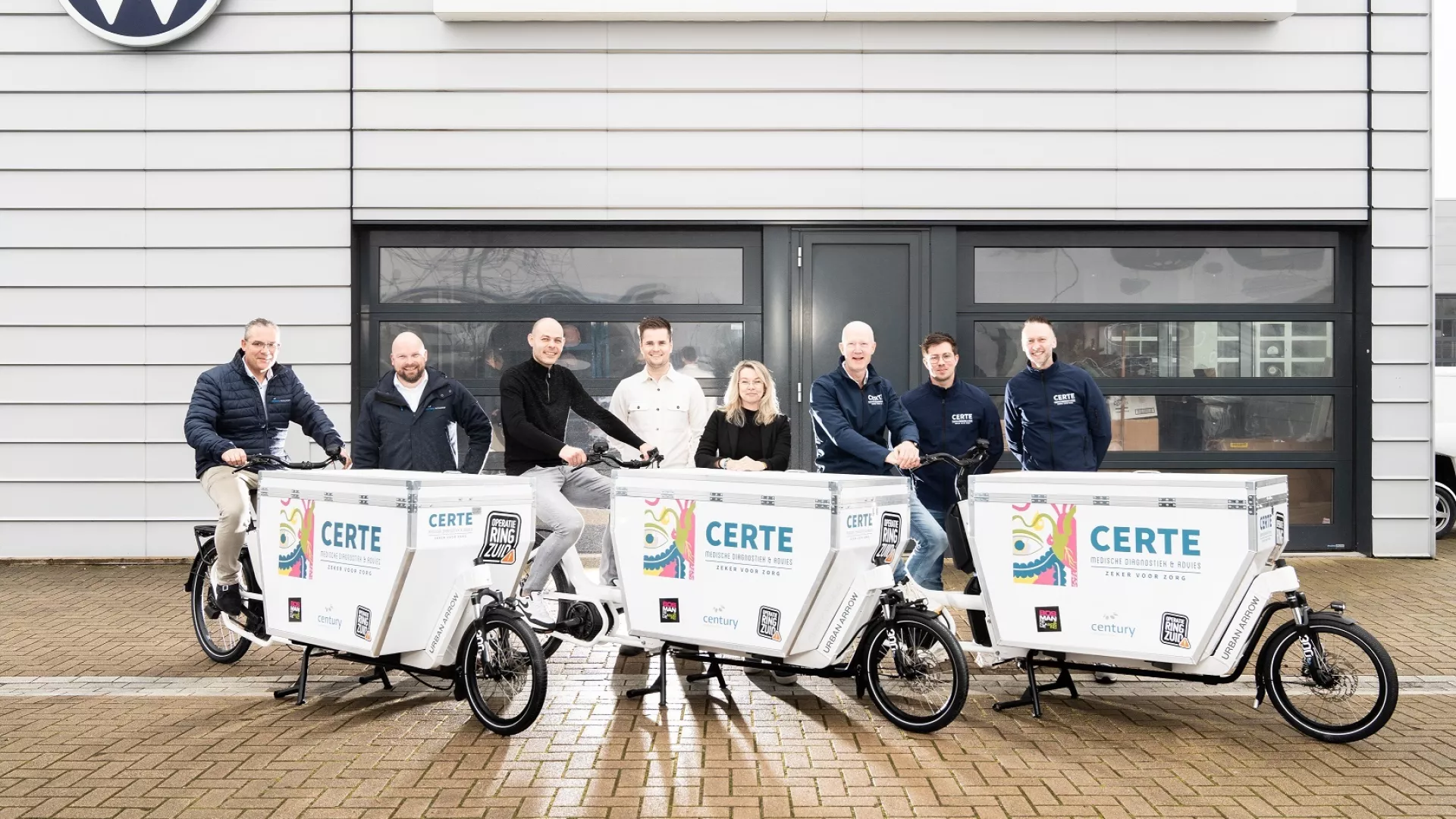 Mensen voor pand met bakfietsen voor logistiek van Certe