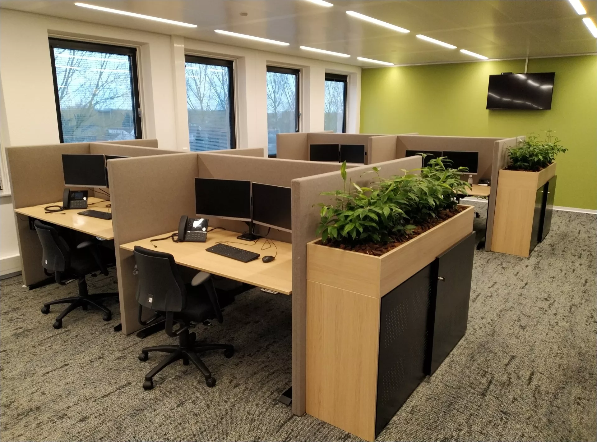 Bureau's met computerschermen in kantoor klant contact centrum