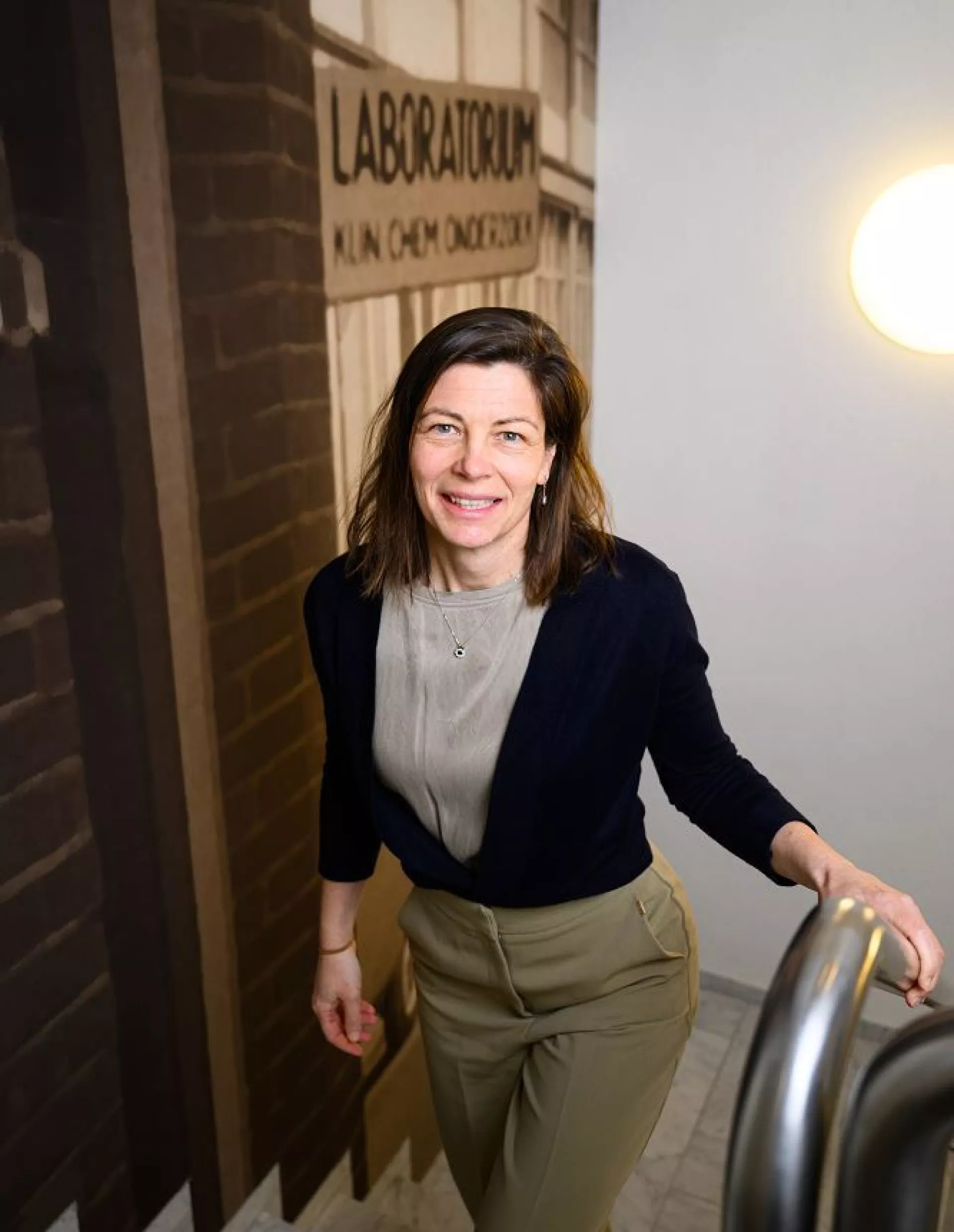 Wilja Strating op trap