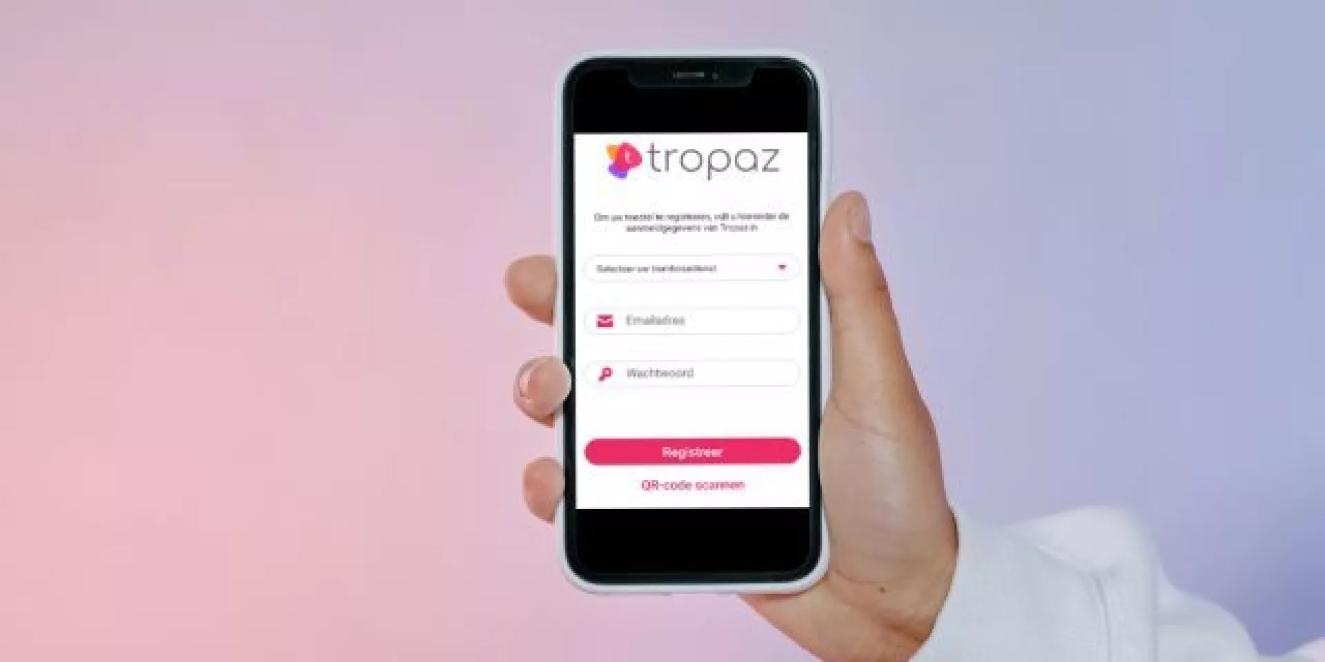 Mobiel in hand met scherm van Tropaz app