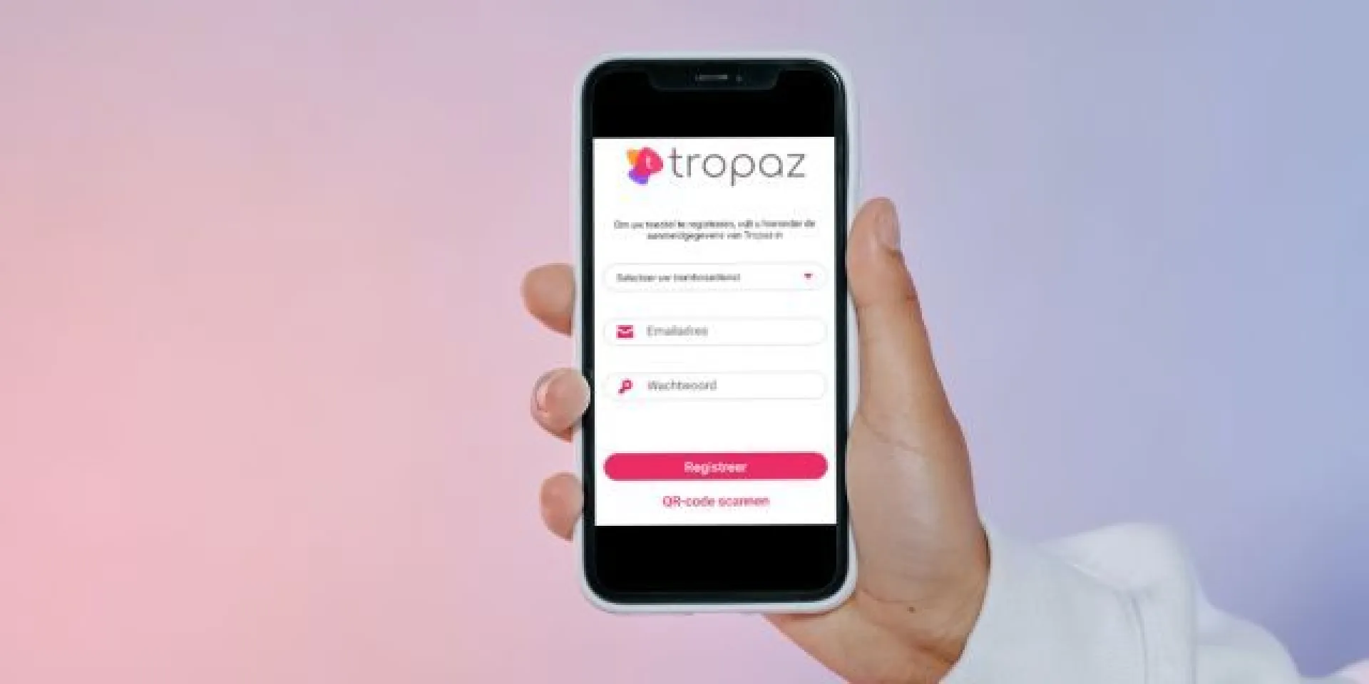 Mobiel in hand met scherm van Tropaz app