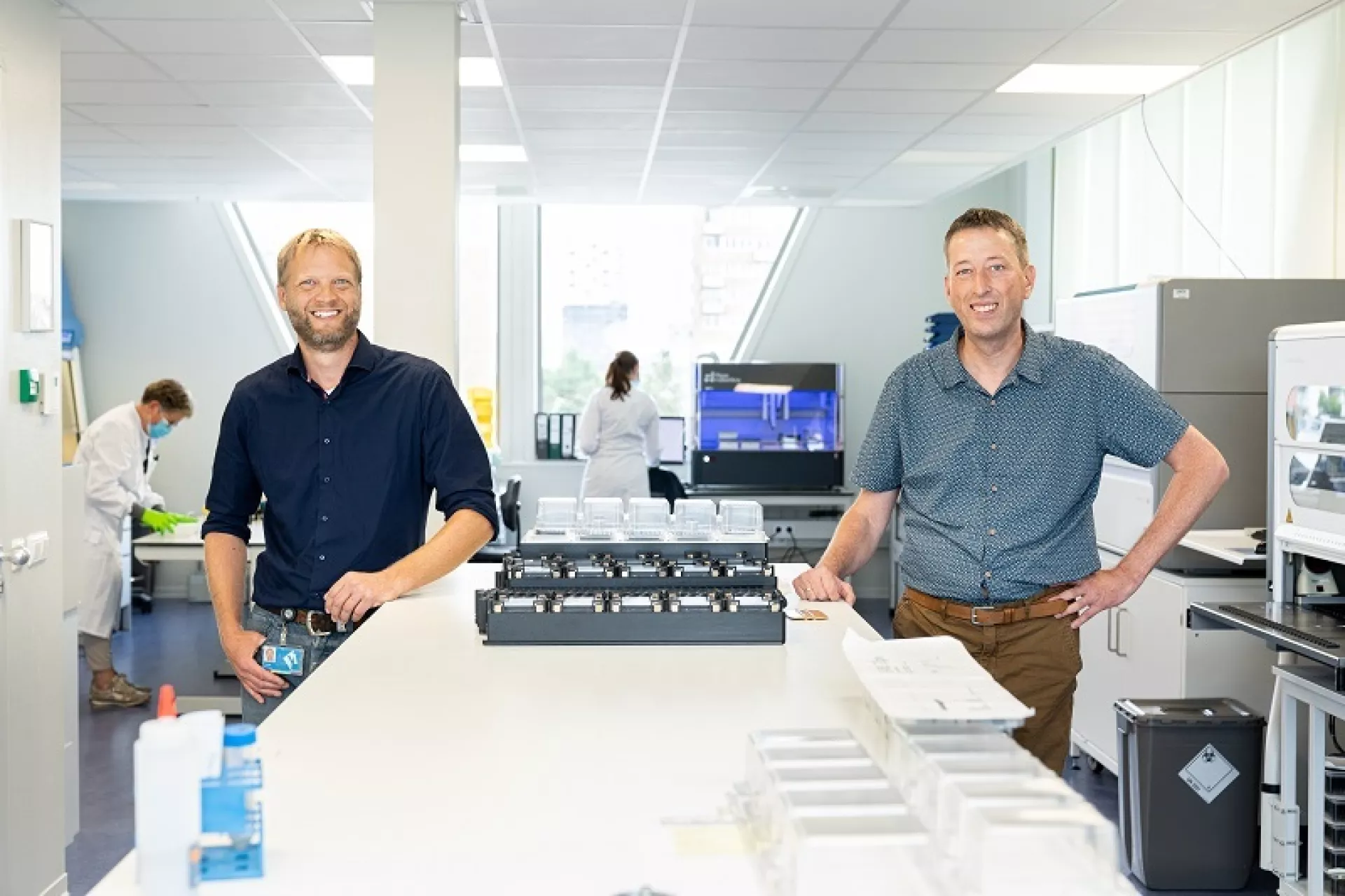 Jelmer van Zanden en collega op laboratorium bij witte tafel