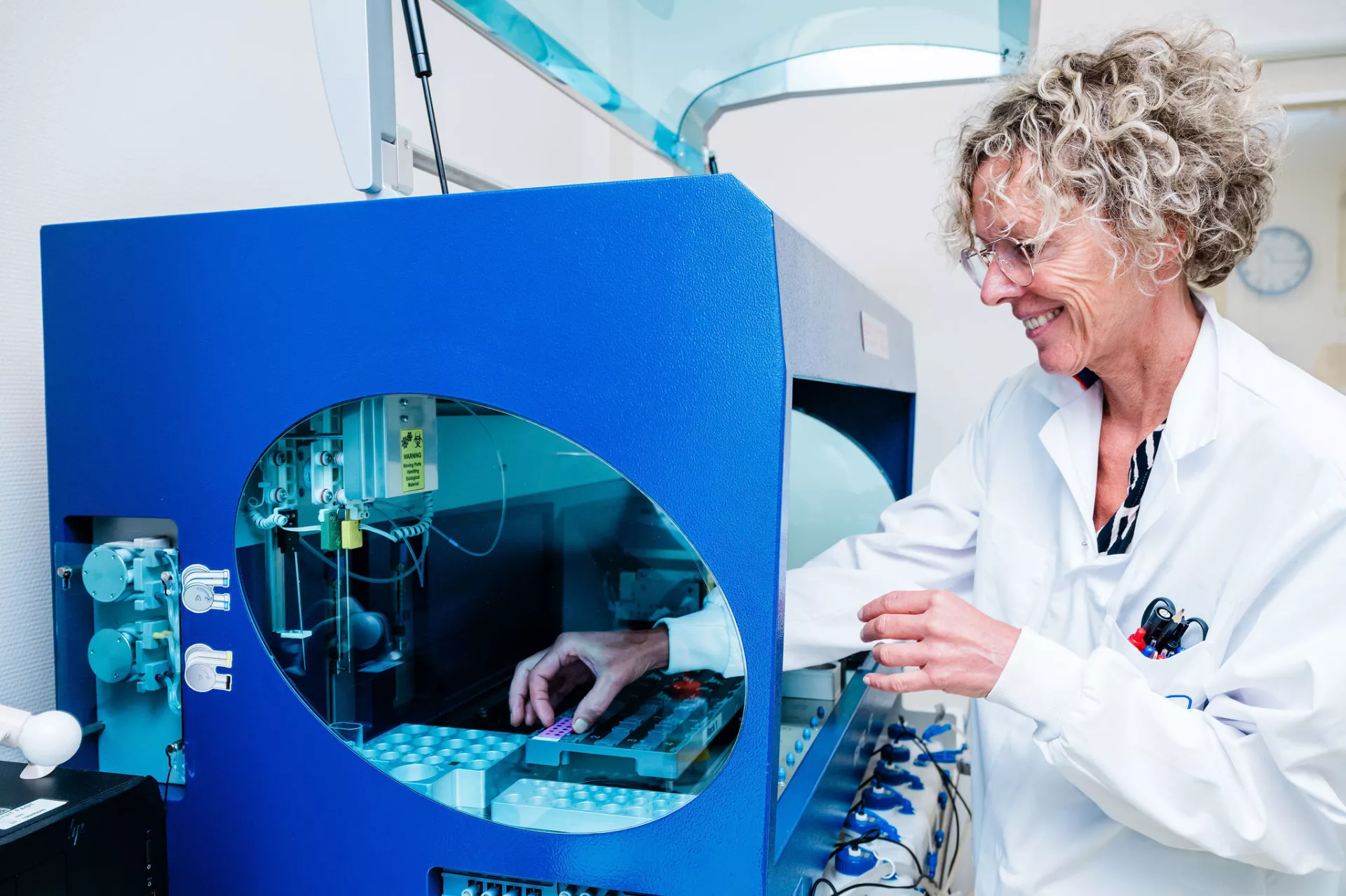 Dame in lab die iets pakt