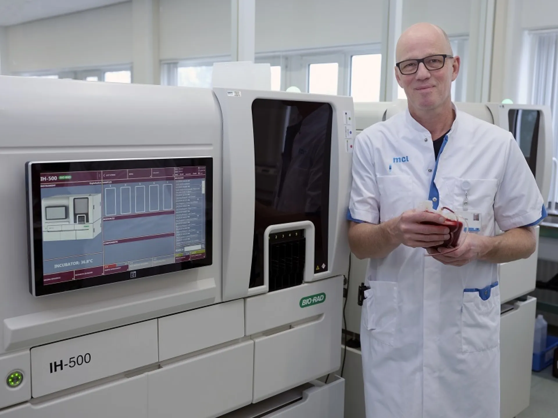 Harry de Wit op laboratorium bij apparatuur