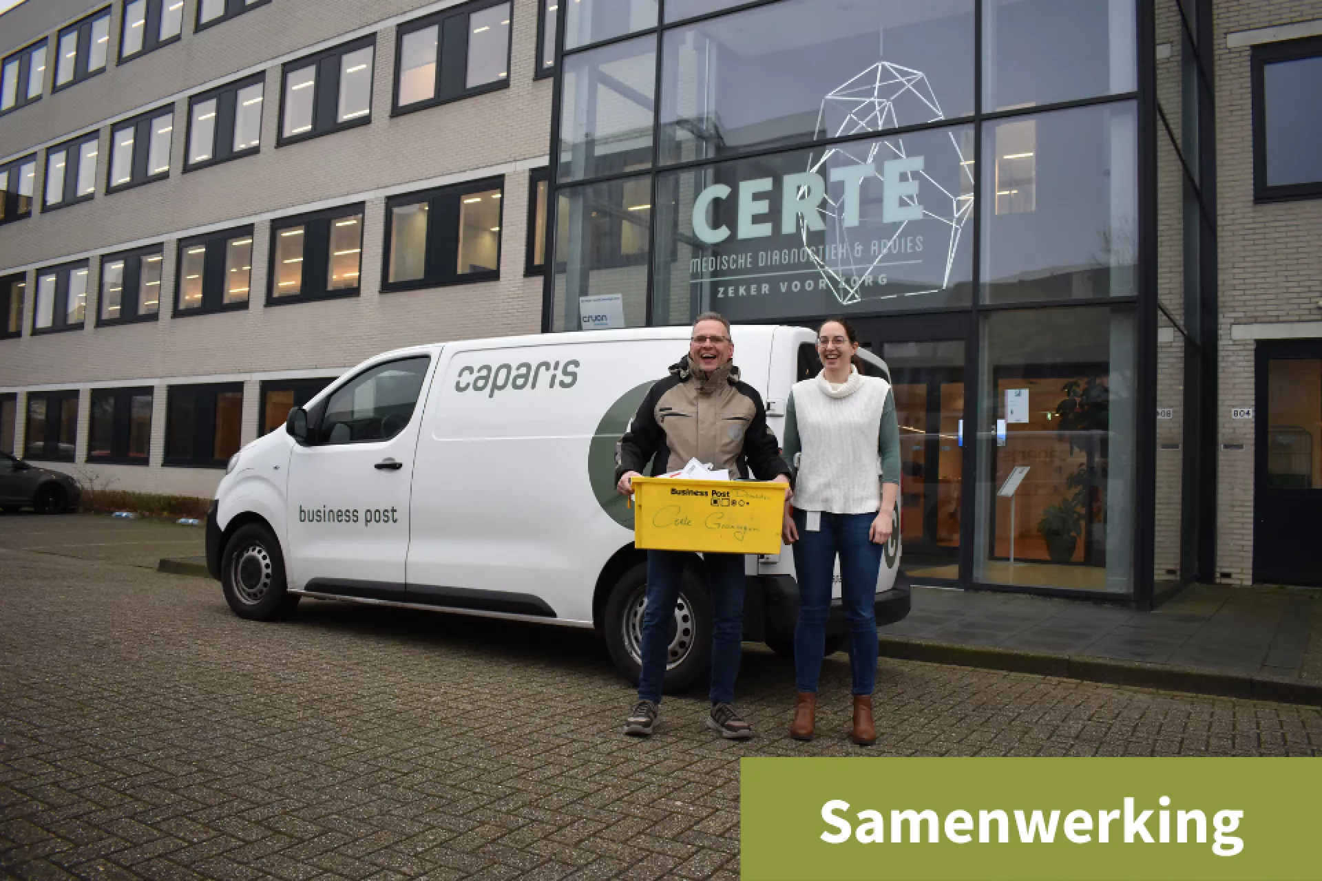 Bezorger met gele kist en medewerker Certe voor pand bij wit busje