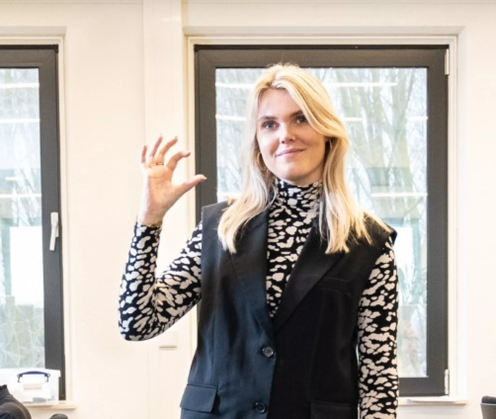 Dame klant contact centrum met zekerCerte gebaar