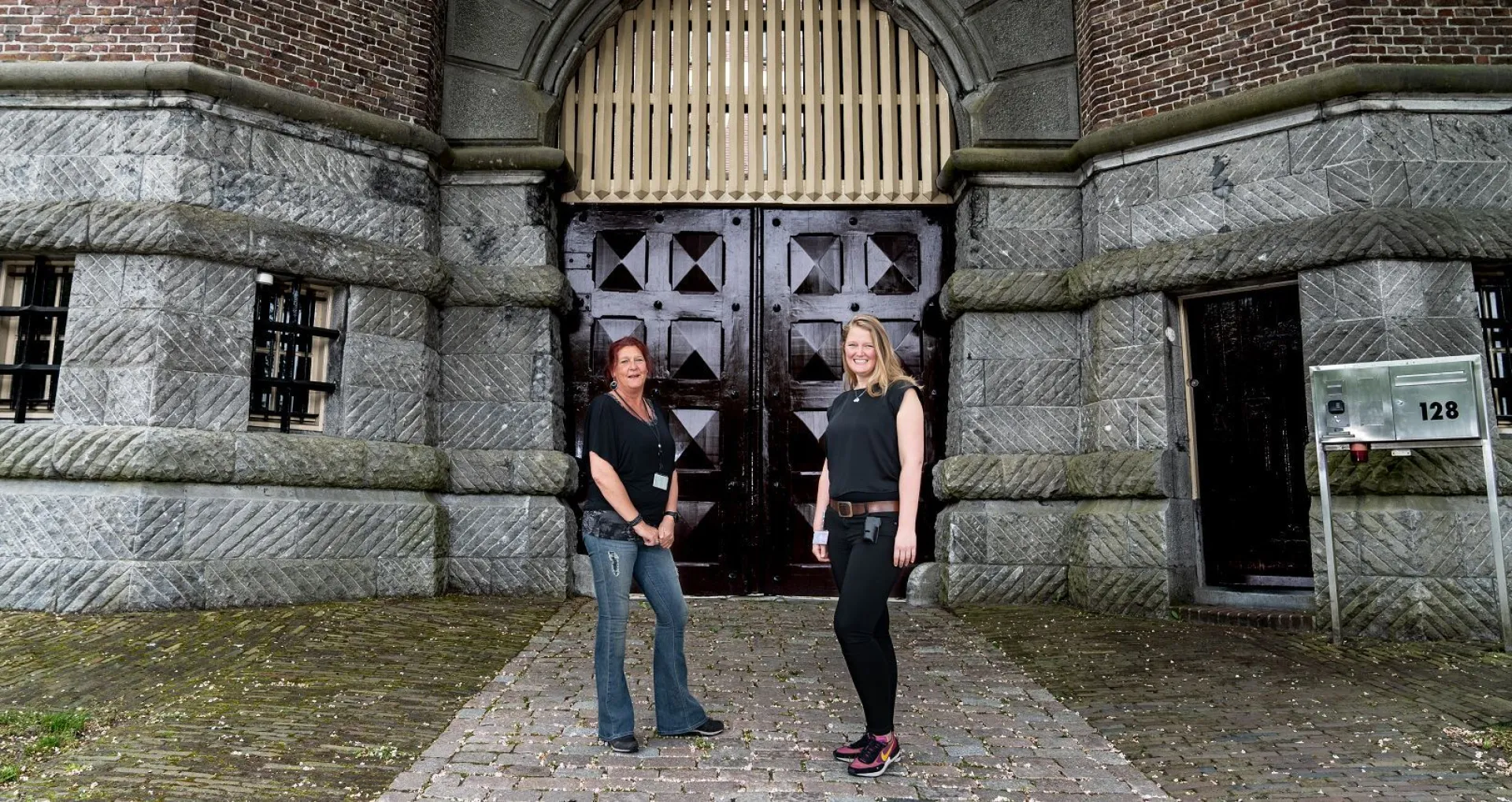 Monique Coolman en Anne-Marije Hoogendijk voor de deuren van de Van Mesdagkliniek