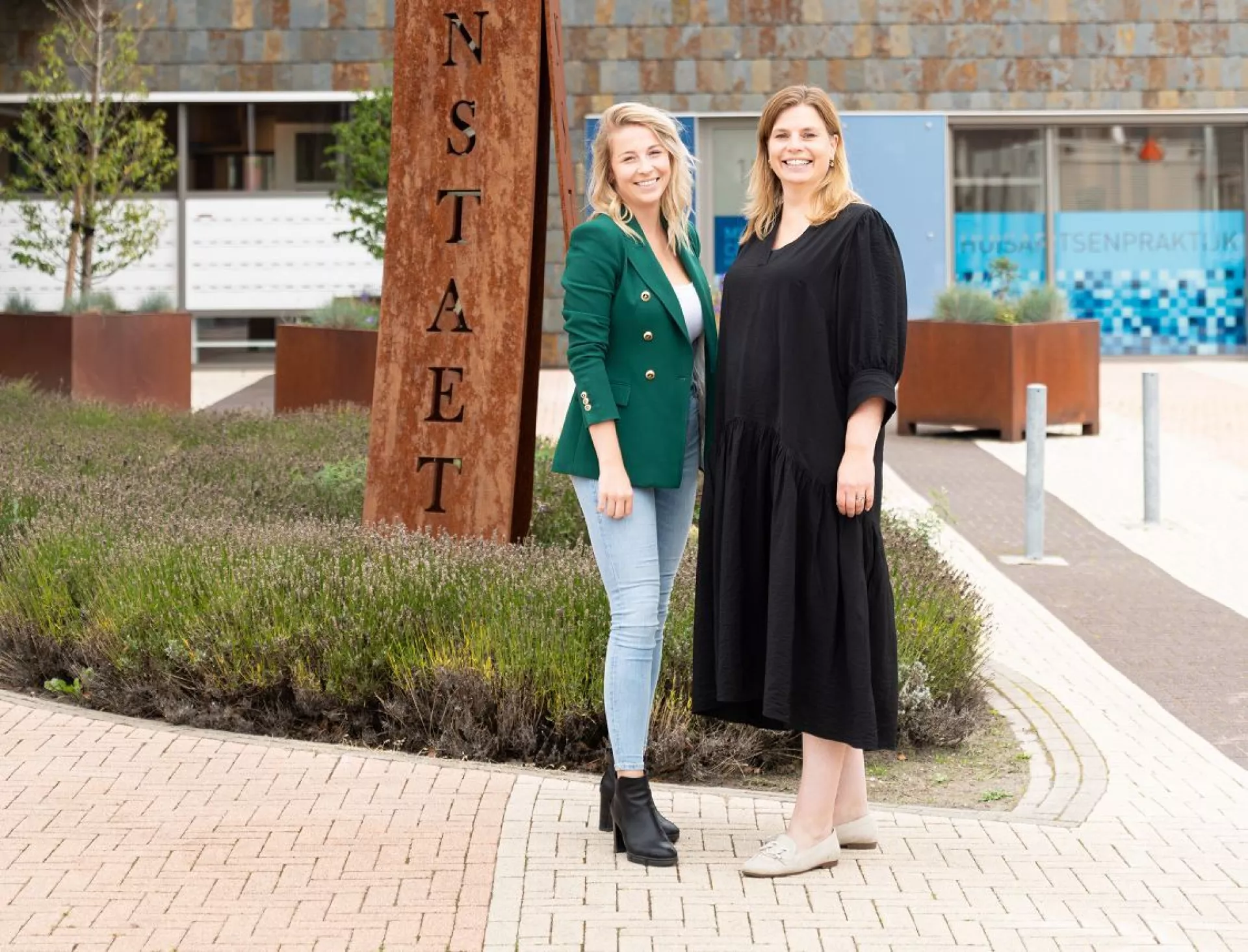 Naomi Stoelwinder en Dorothé Scholtens voor pand Messchenstaete