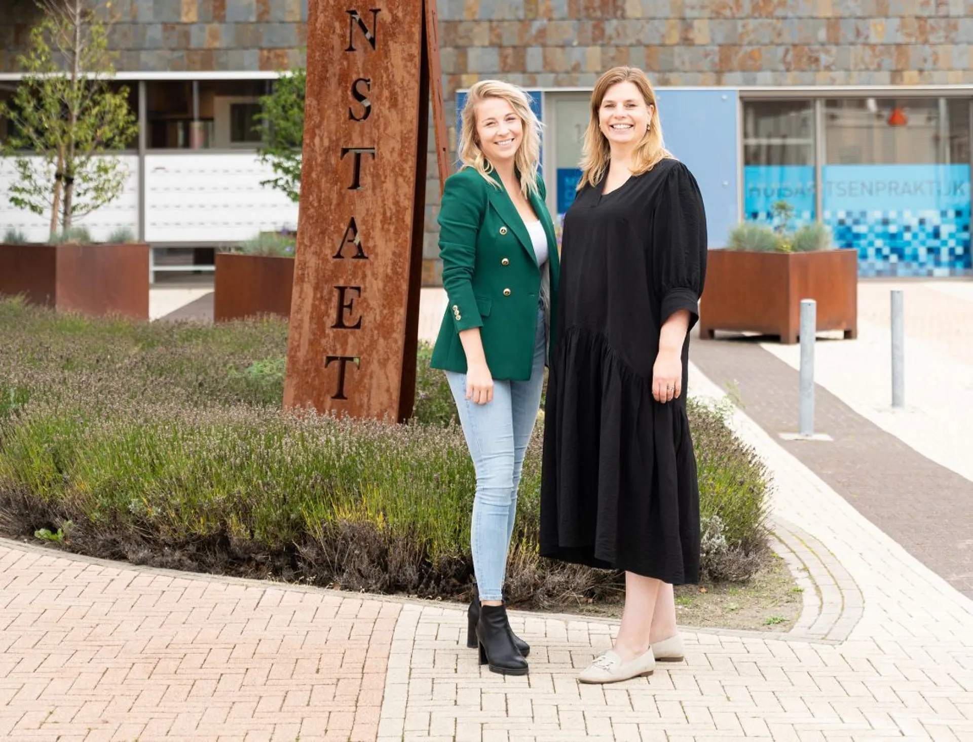 Naomi Stoelwinder en Dorothé Scholtens voor pand Messchenstaete