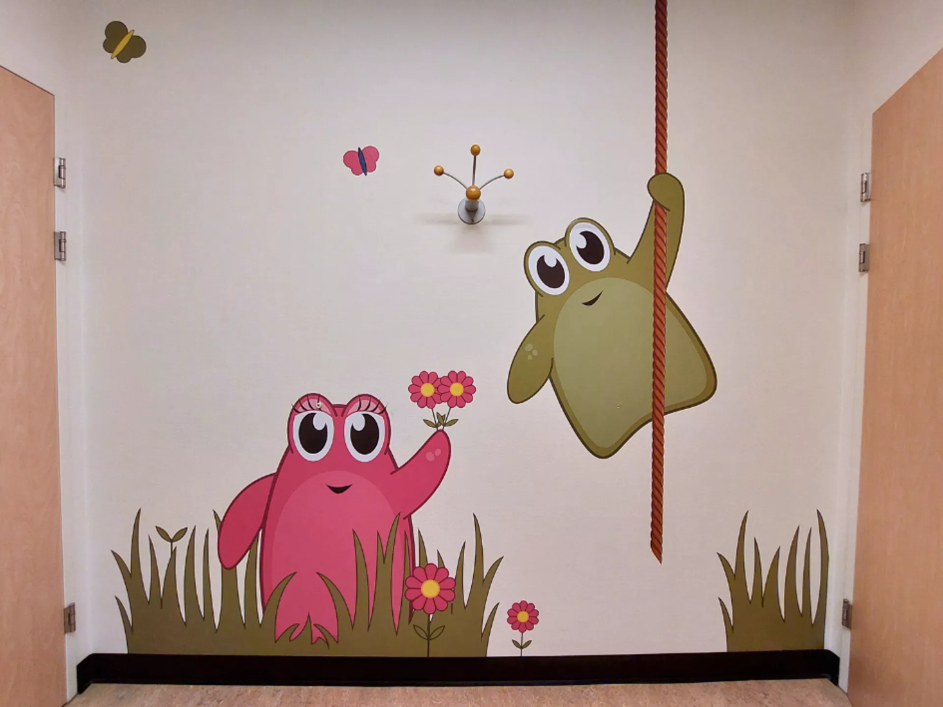 Wand in prikkamer met Certie en Lizzy