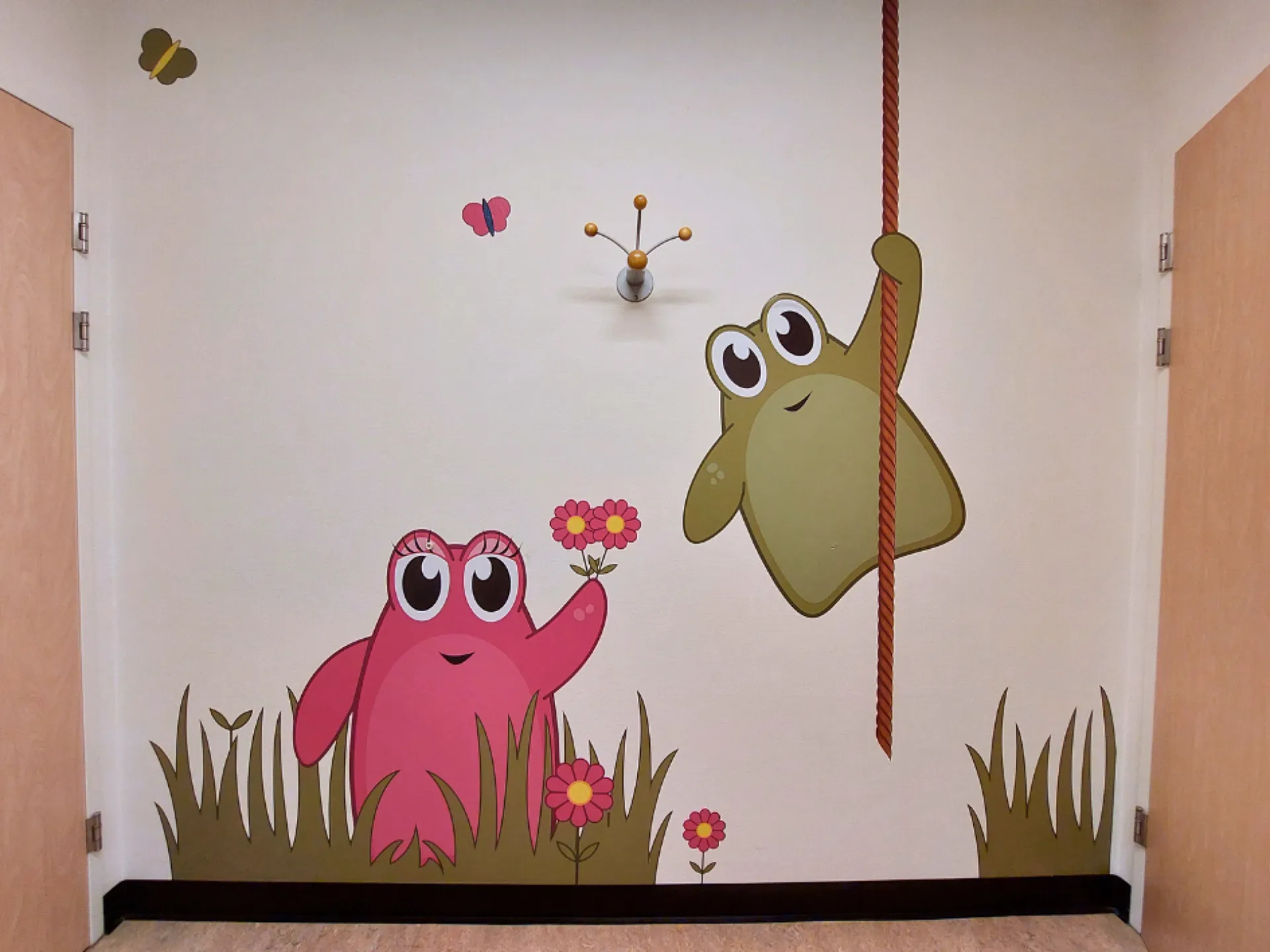 Wand in prikkamer met Certie en Lizzy