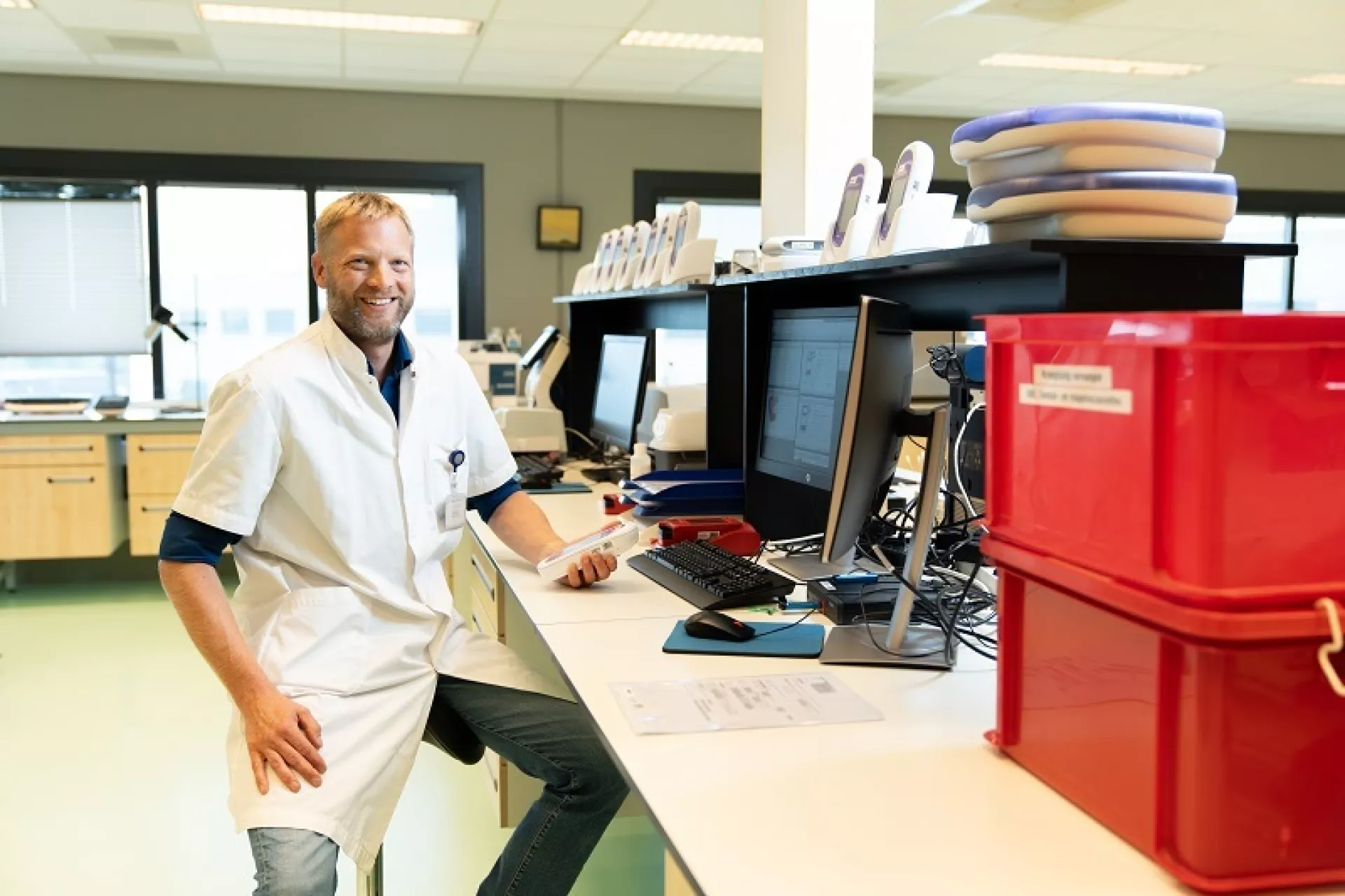 Jelmer van Zanden in labjas op laboratorium bij computer