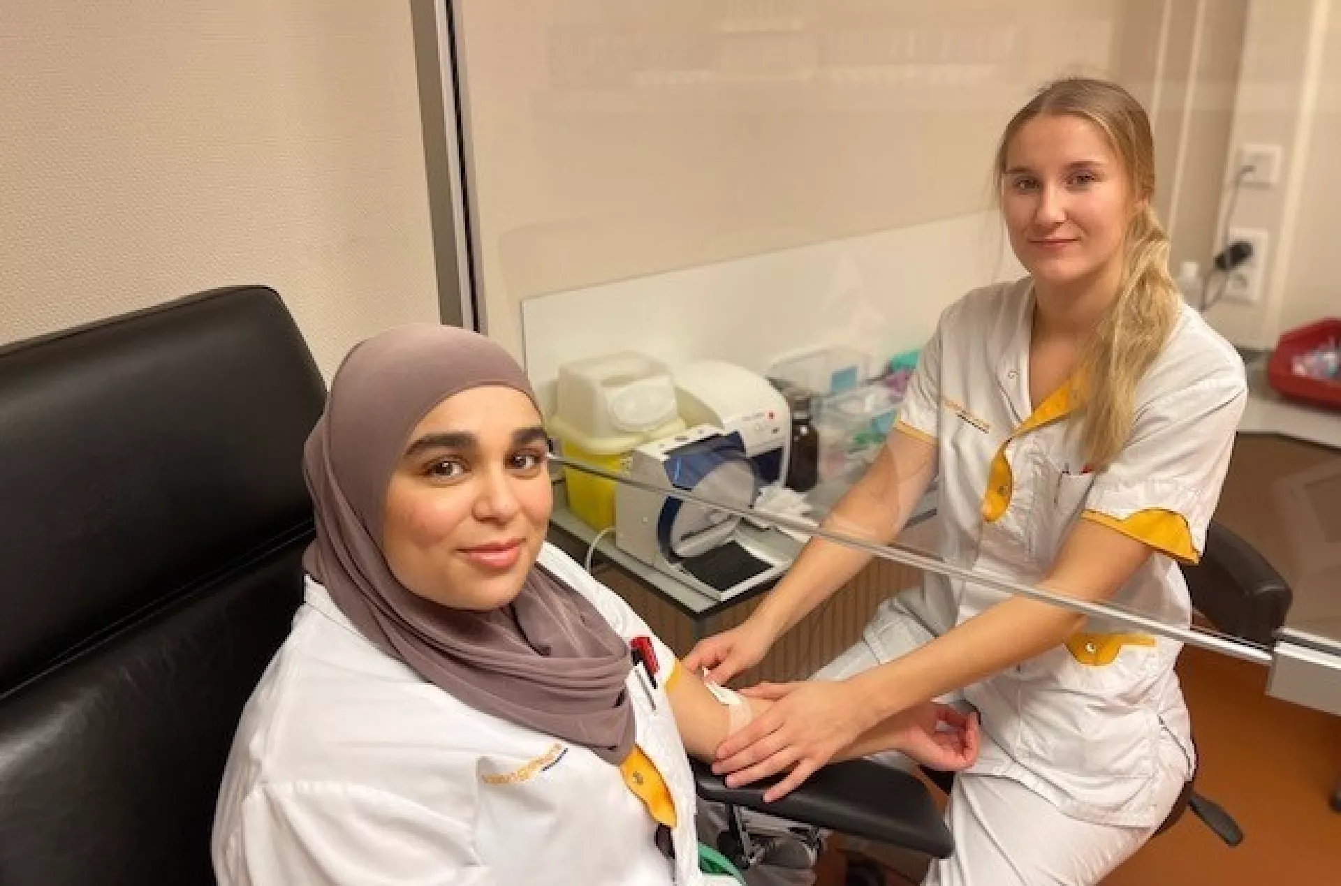 Nikki en Samira Medewerkers bloedafname ziekenhuis selfie