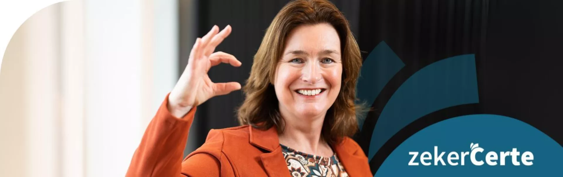 Banner dame voor zwarte wand met zekerCerte gebaar