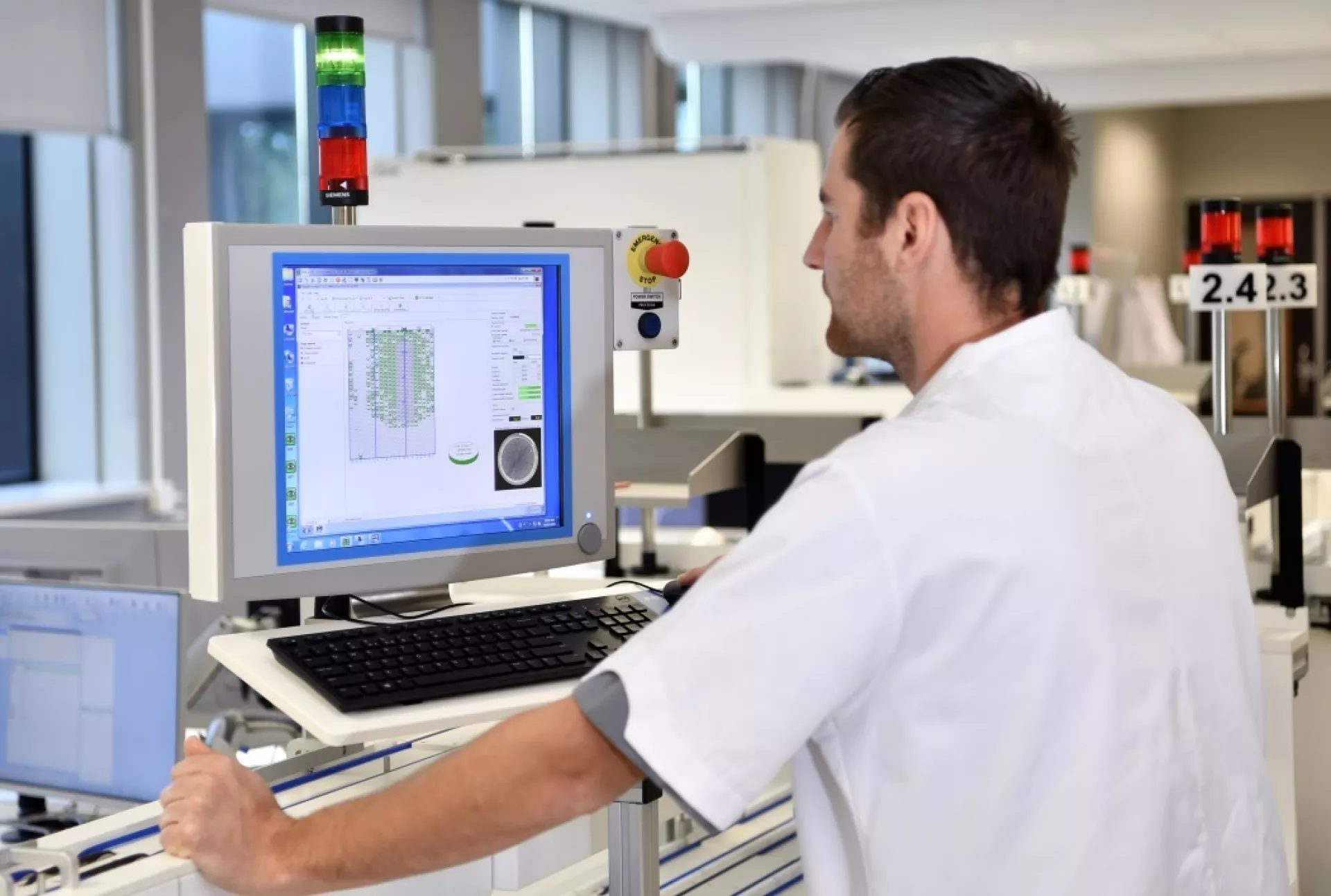 Arjen Agema analist medische microbiologie bij computer in labjas