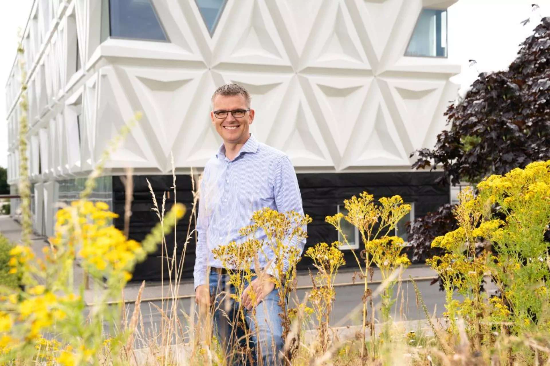 Jeroen Gerrits buiten voor laboratorium Van Swietenlaan