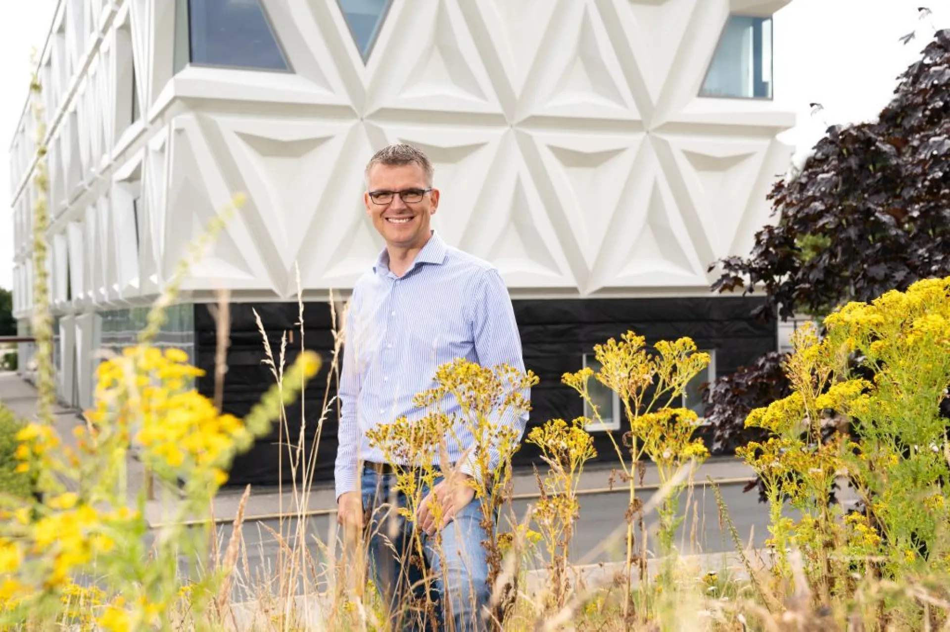 Jeroen Gerrits buiten voor laboratorium Van Swietenlaan