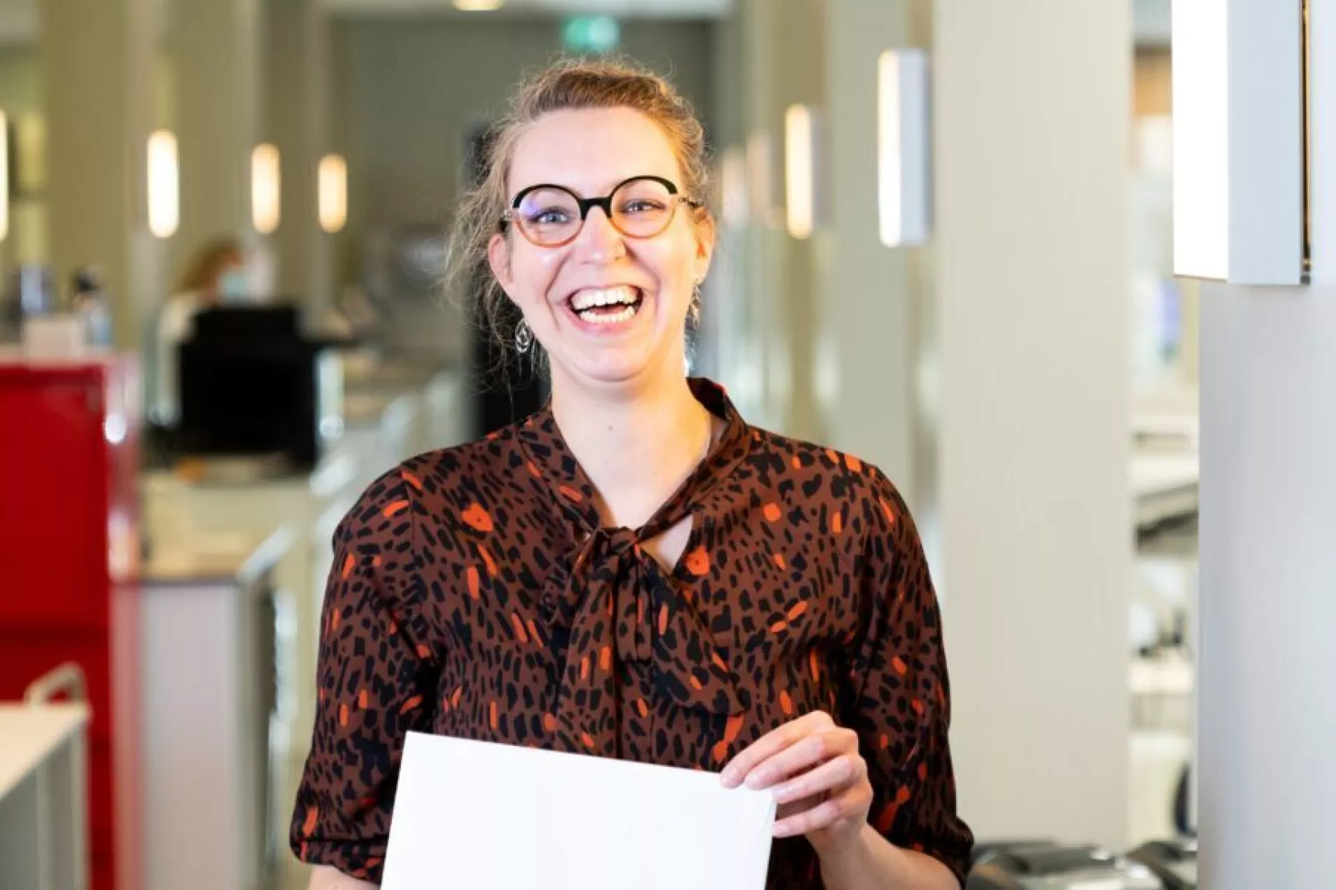 Akkelyn Bouma portret analist medische microbiologie op laboratorium met papier