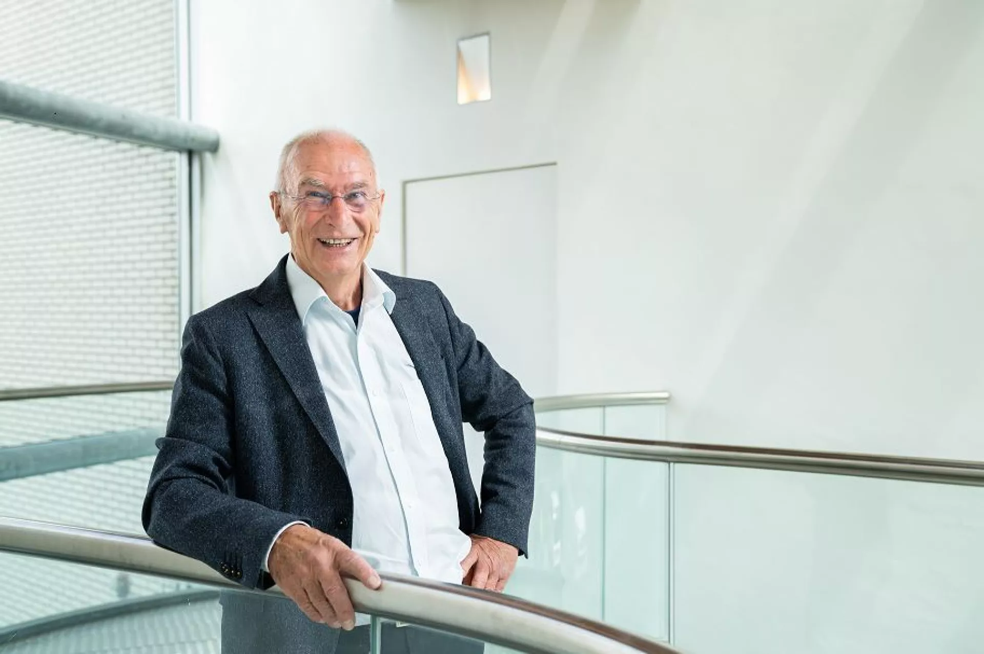 Wim Buiding portret bij leuning