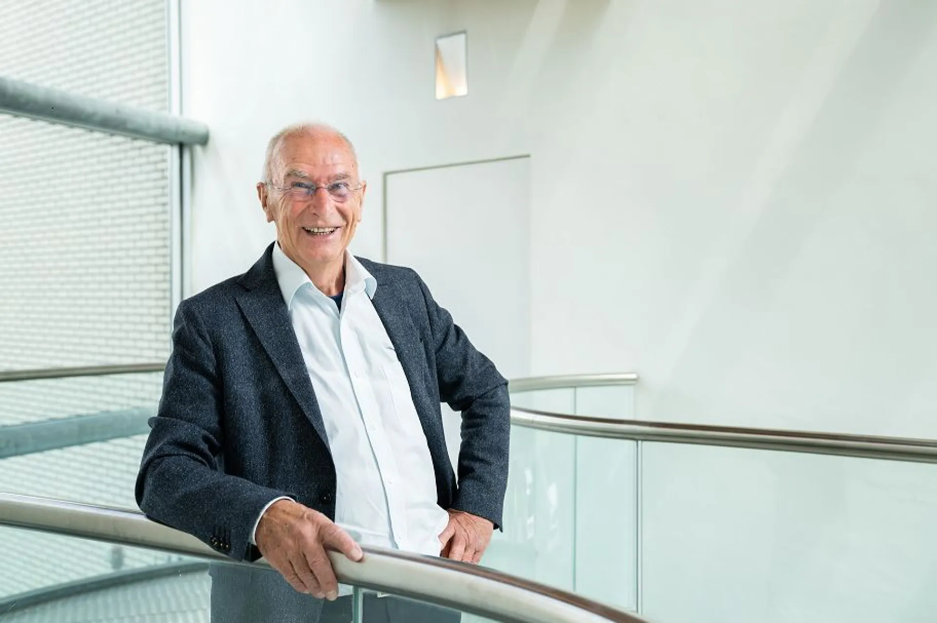 Wim Buiding portret bij leuning