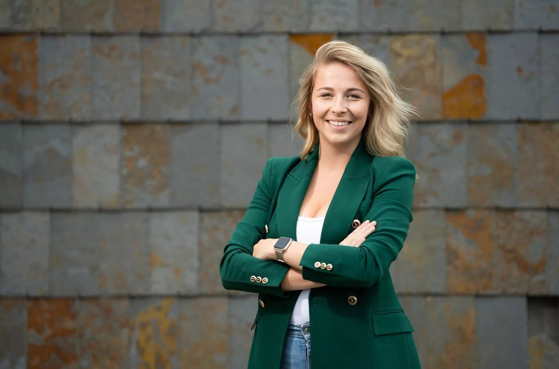 Portret Naomi Stoelwinder voor stenen wand