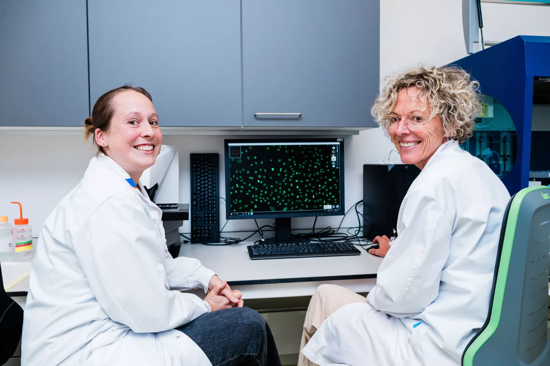 Twee dames op lab bij computer