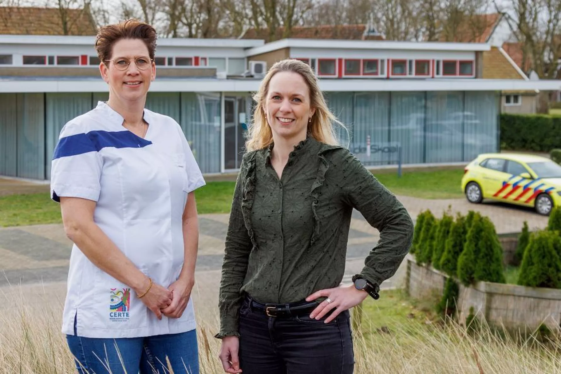 Ingrid Wijnberg en Evelien IJnsen-Kooiker voor pand De Skoal