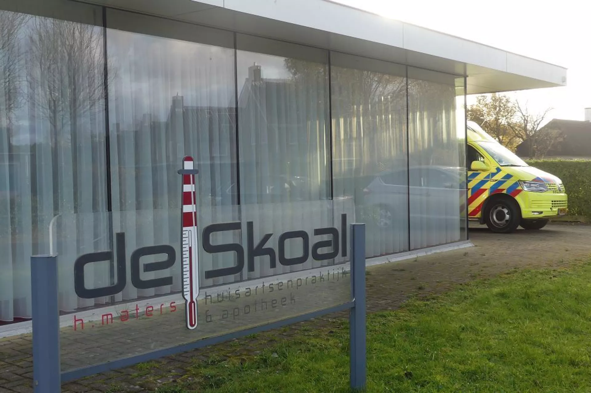 De Skoal pand met ambulance