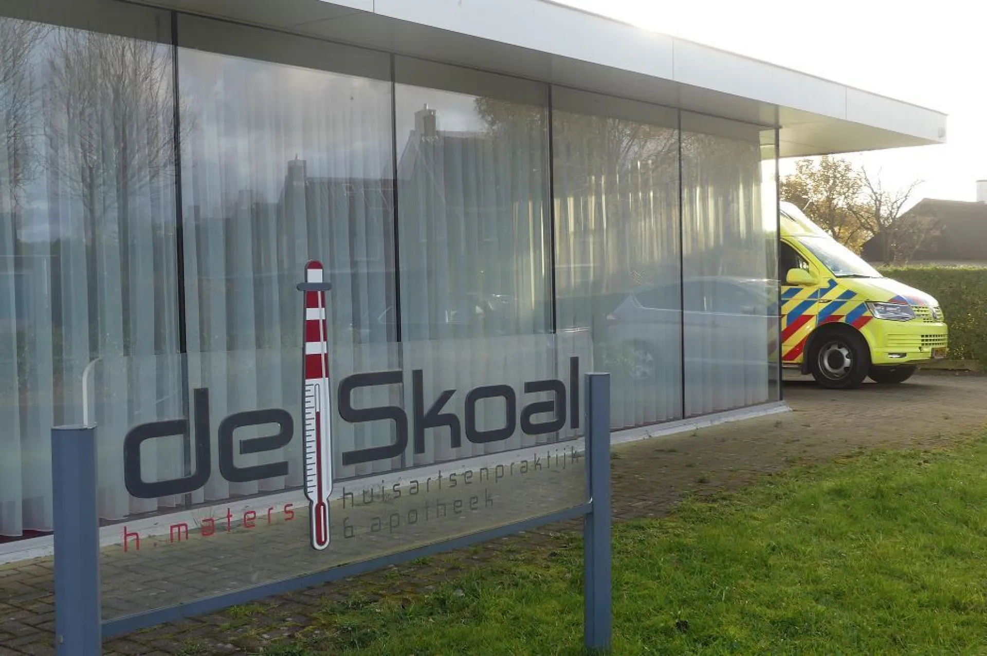 De Skoal pand met ambulance