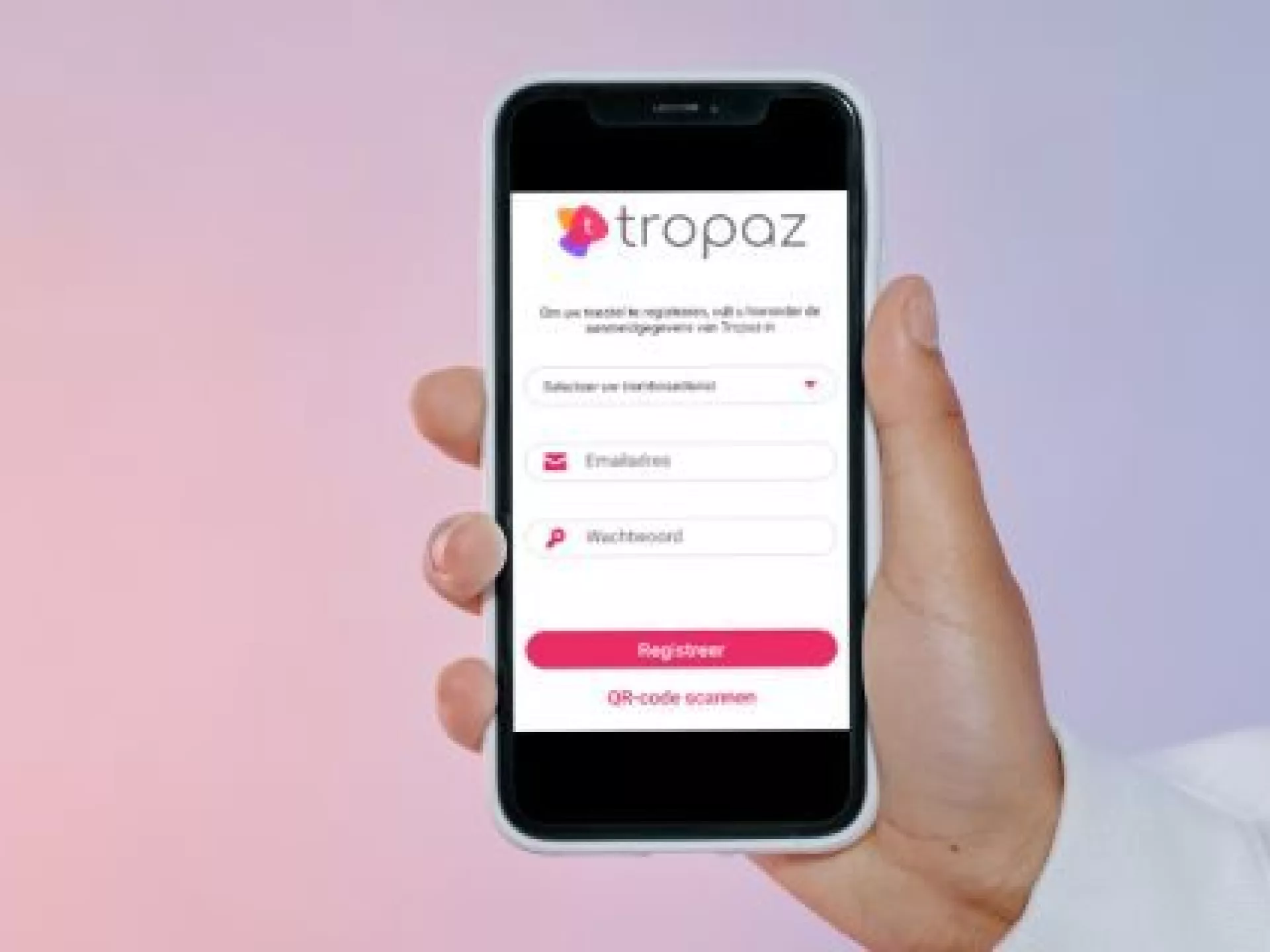 Mobiel in hand met scherm van Tropaz app