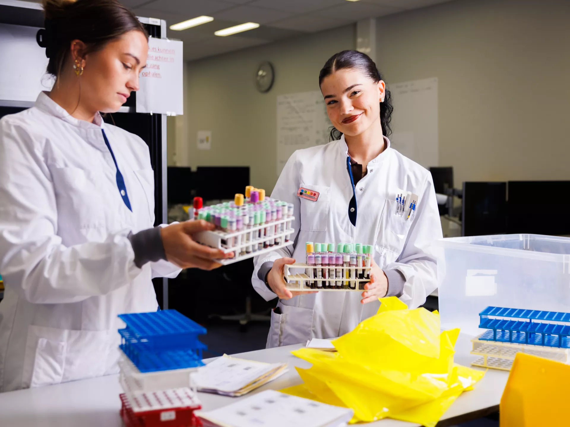 Twee dames met rekjes bloedbuizen in handen