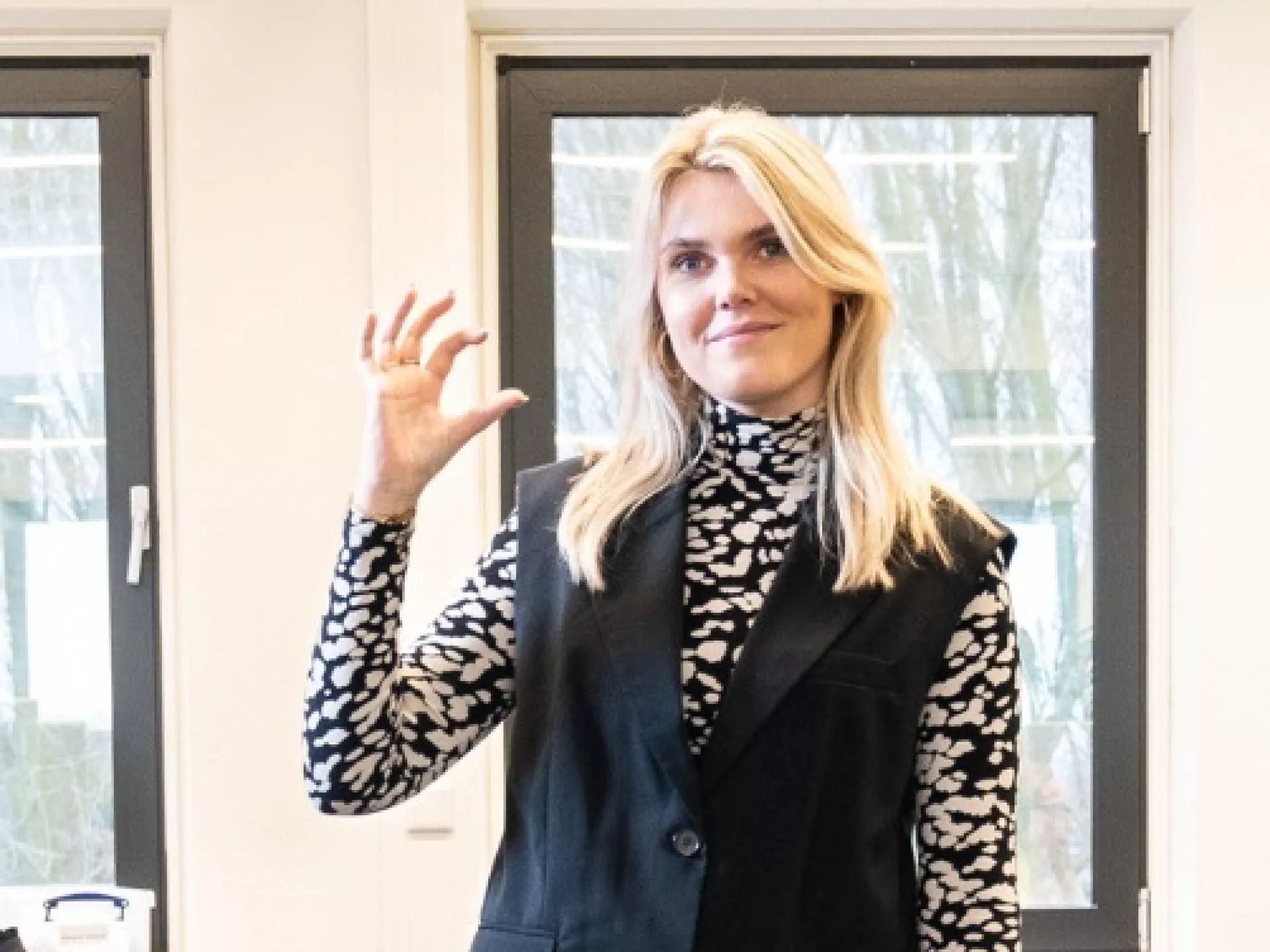 Dame klant contact centrum met zekerCerte gebaar