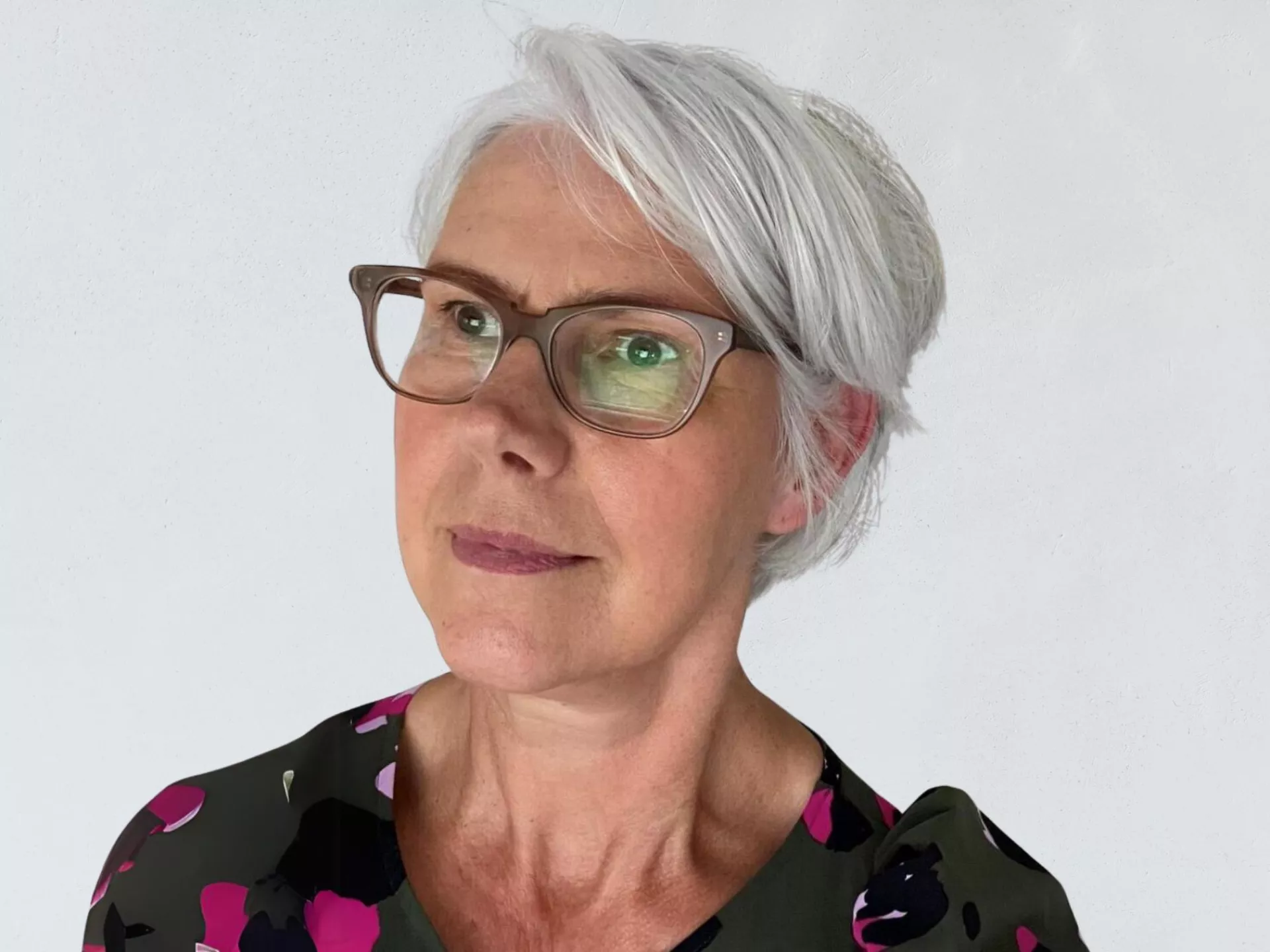 Mirjam Kooistra portret voor lichtgrijze wand