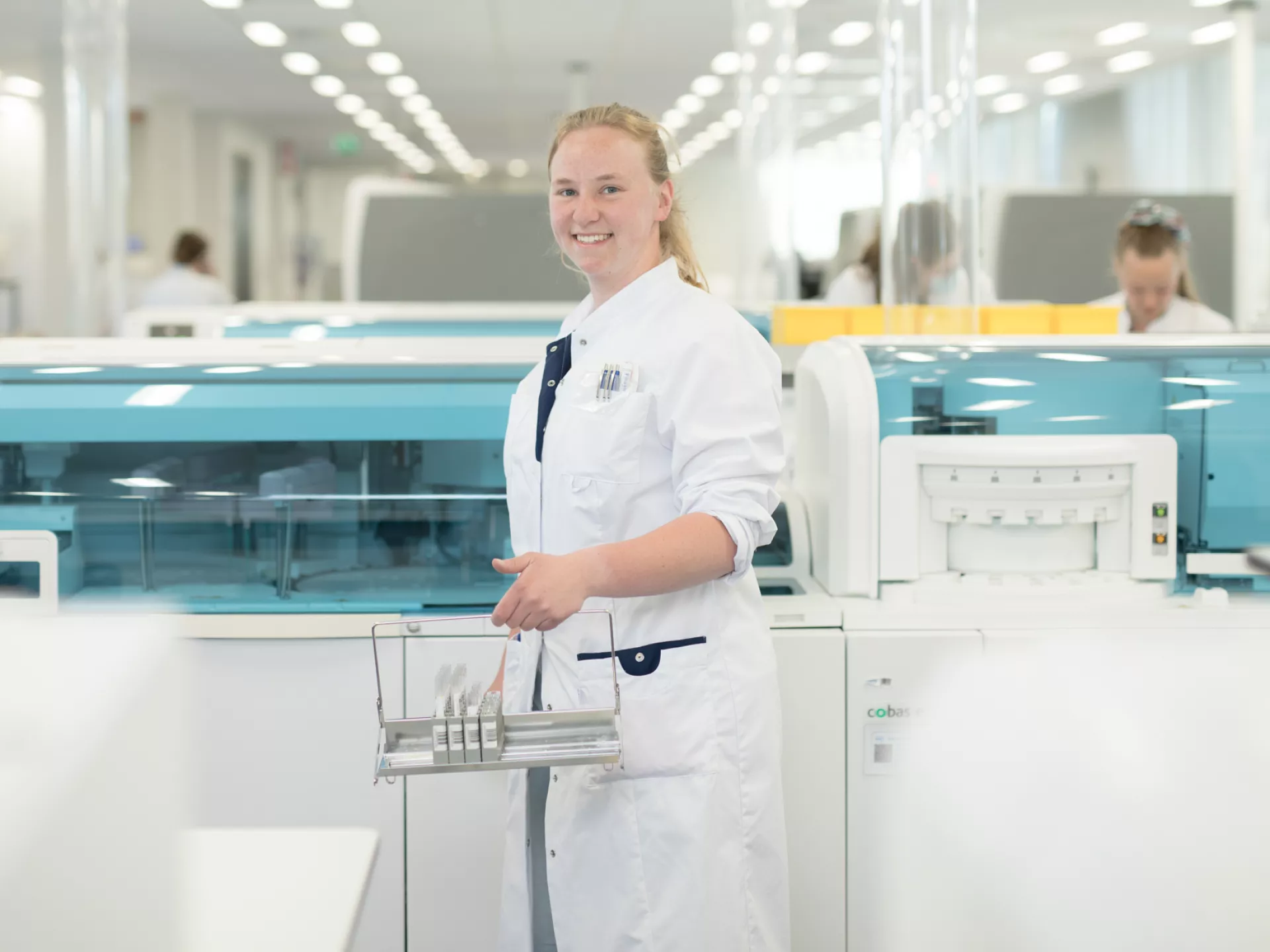 Klinische chemie analist dame met rekje op laboratorium