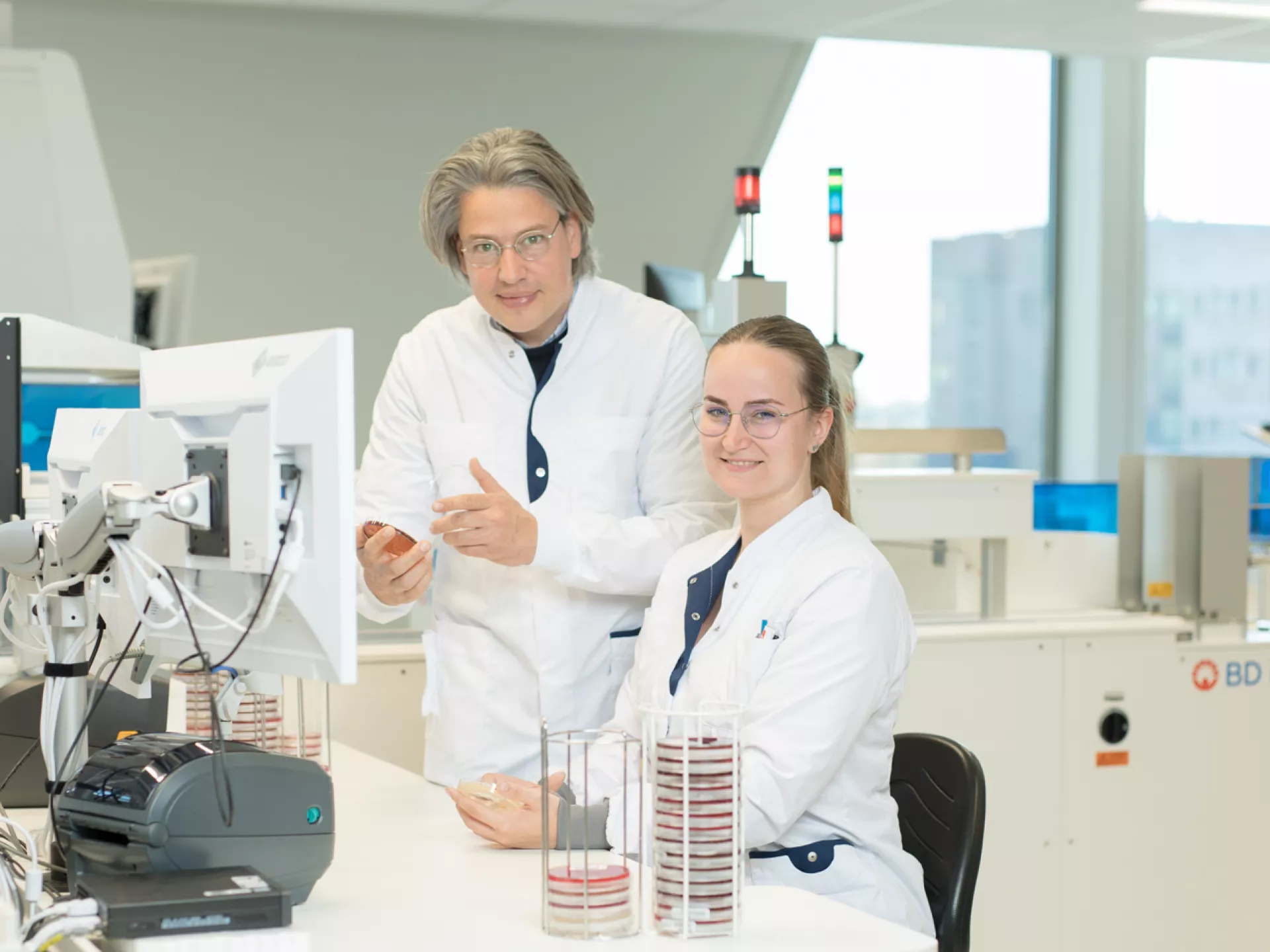 Medische microbiologie analist man en vrouw bij computer op laboratorium