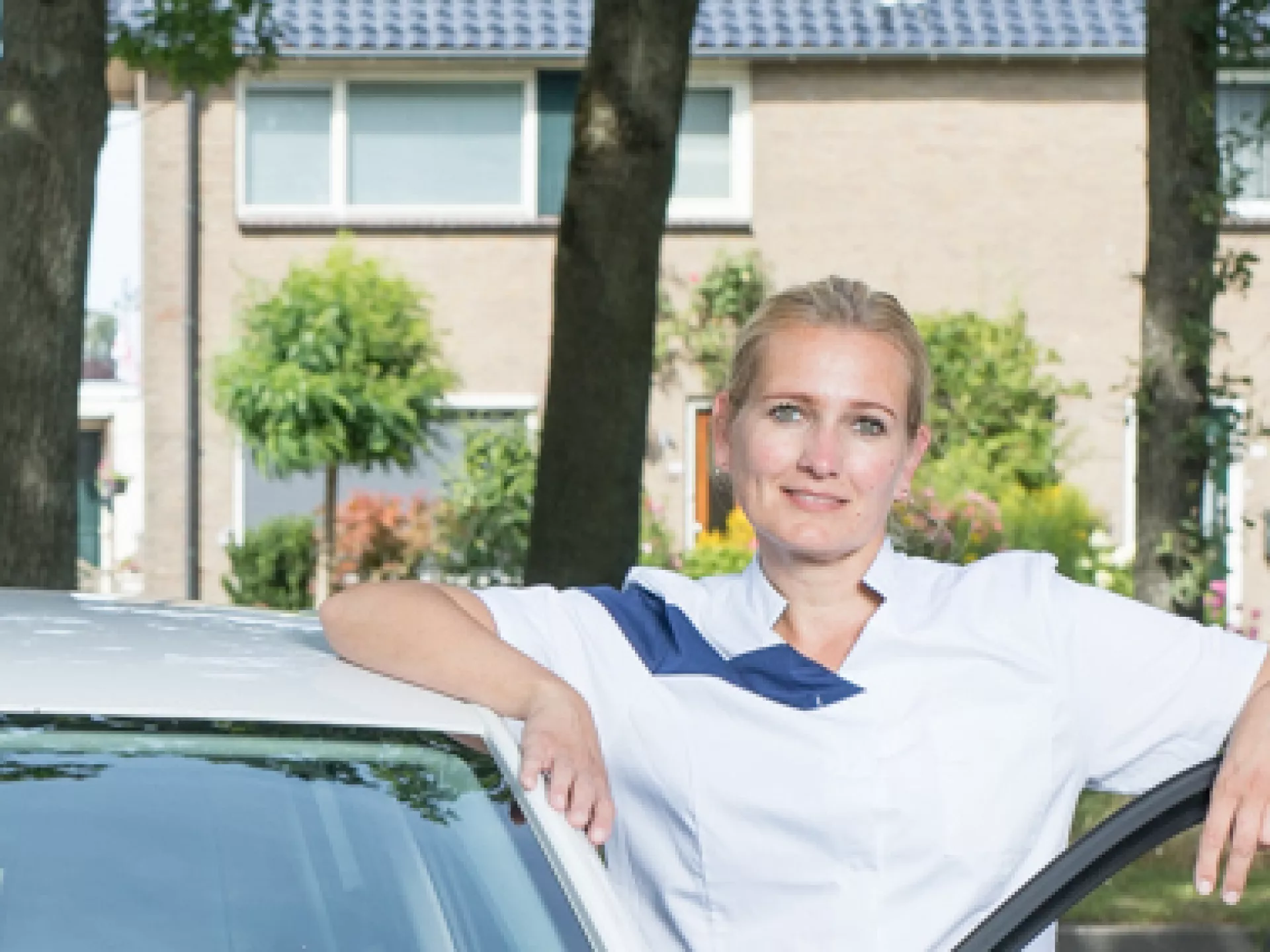 Dame bloedafname bij Certe auto met open deur