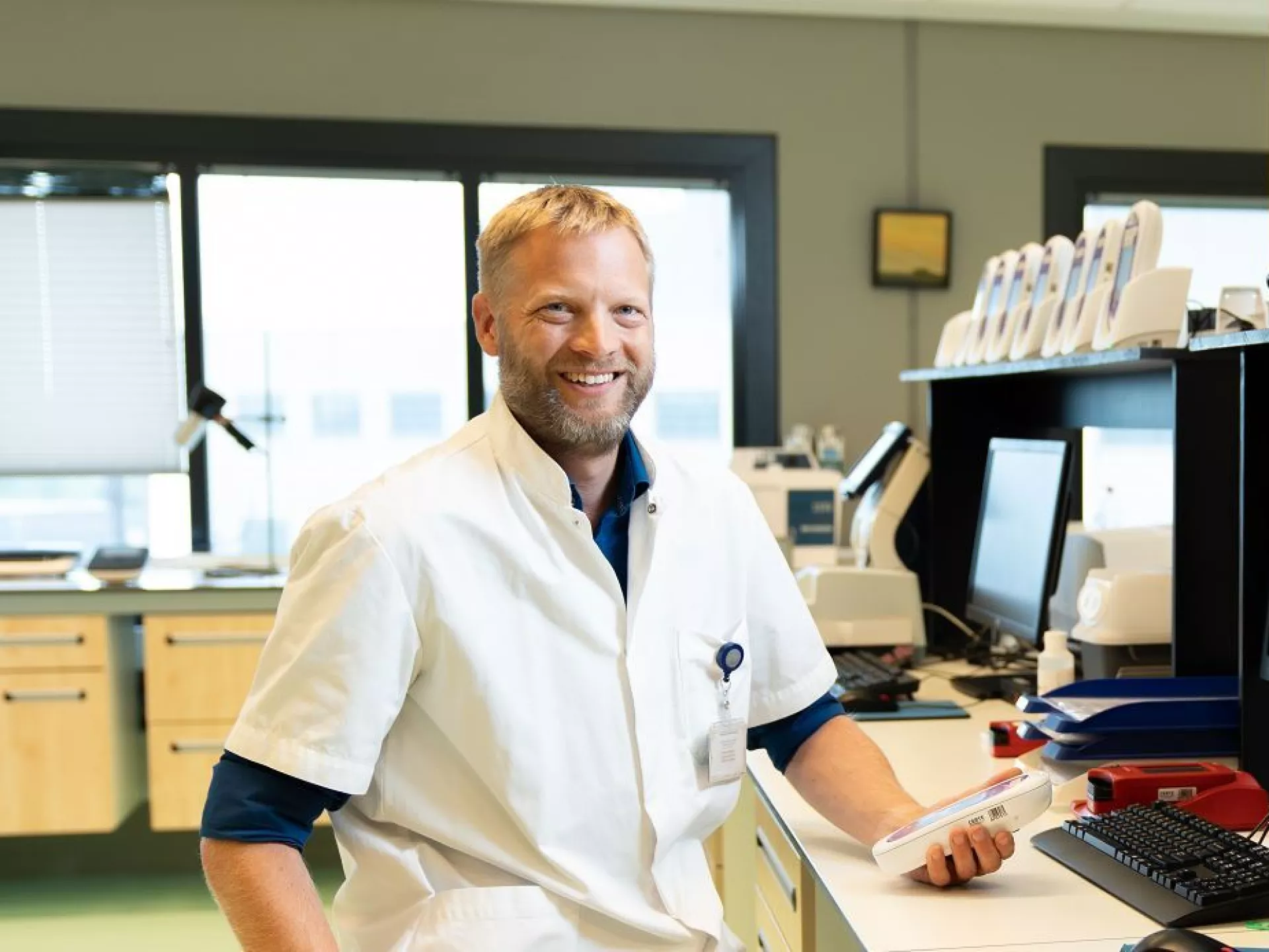 Jelmer van Zanden in labjas op laboratorium bij computer