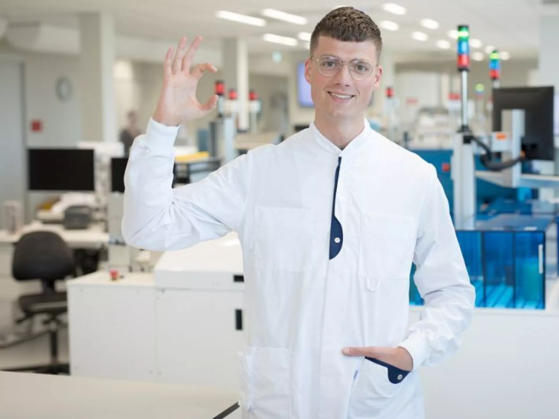 Jongen in labjas op laboratorium met zekerCerte gebaar