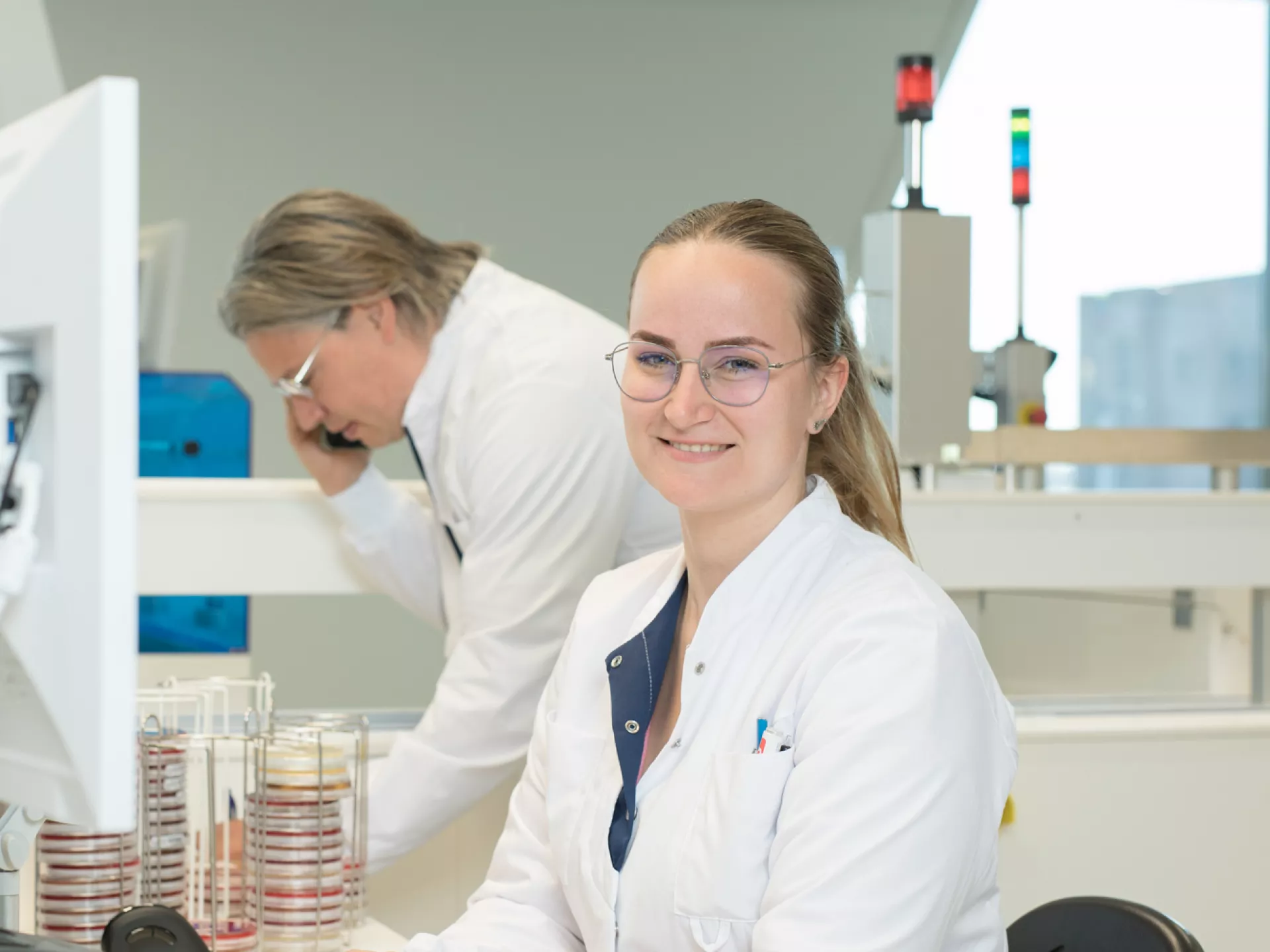 Medische microbiologie analist man en vrouw op laboratorium