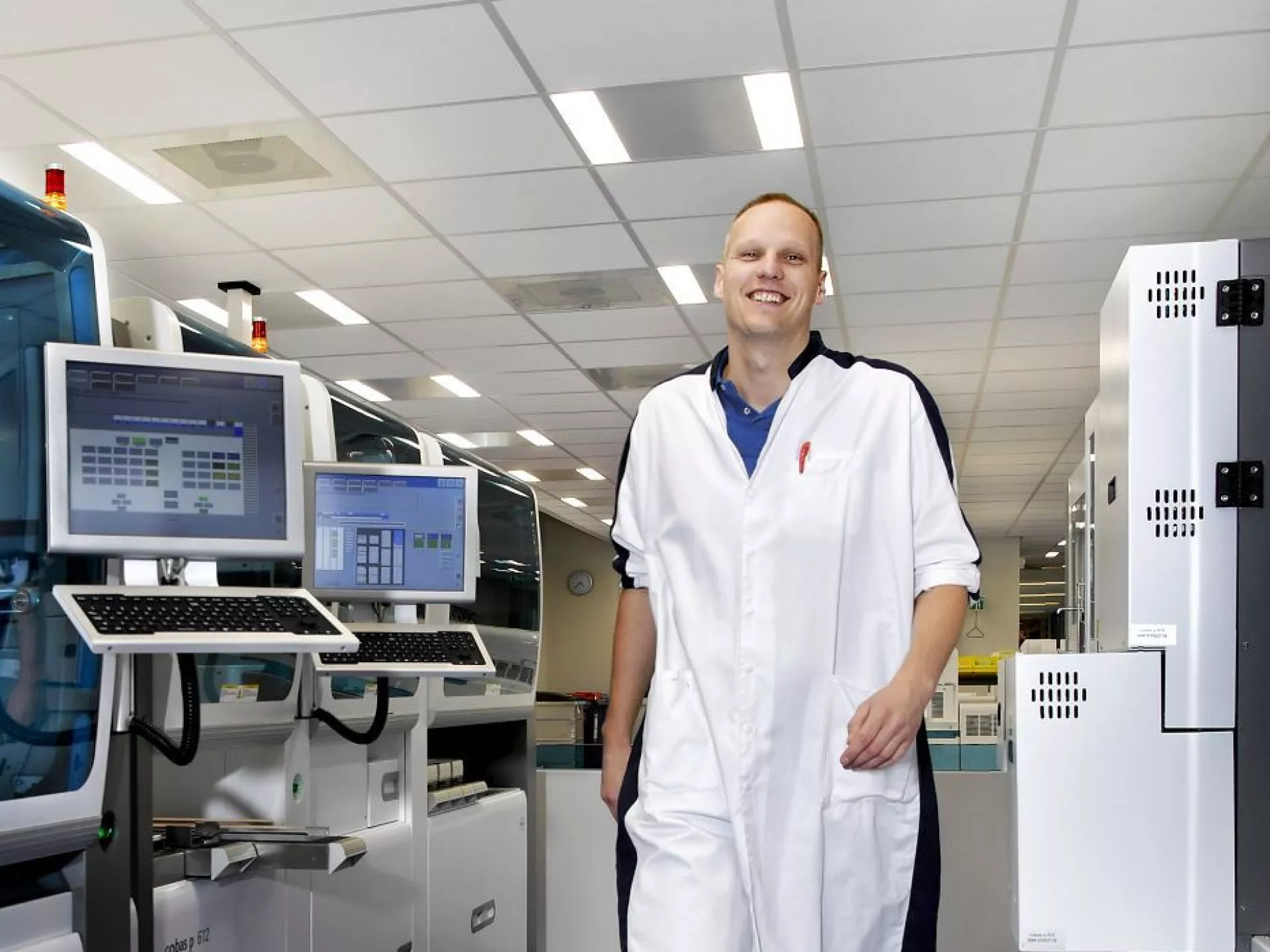 Michiel Hobers analist lopend op laboratorium