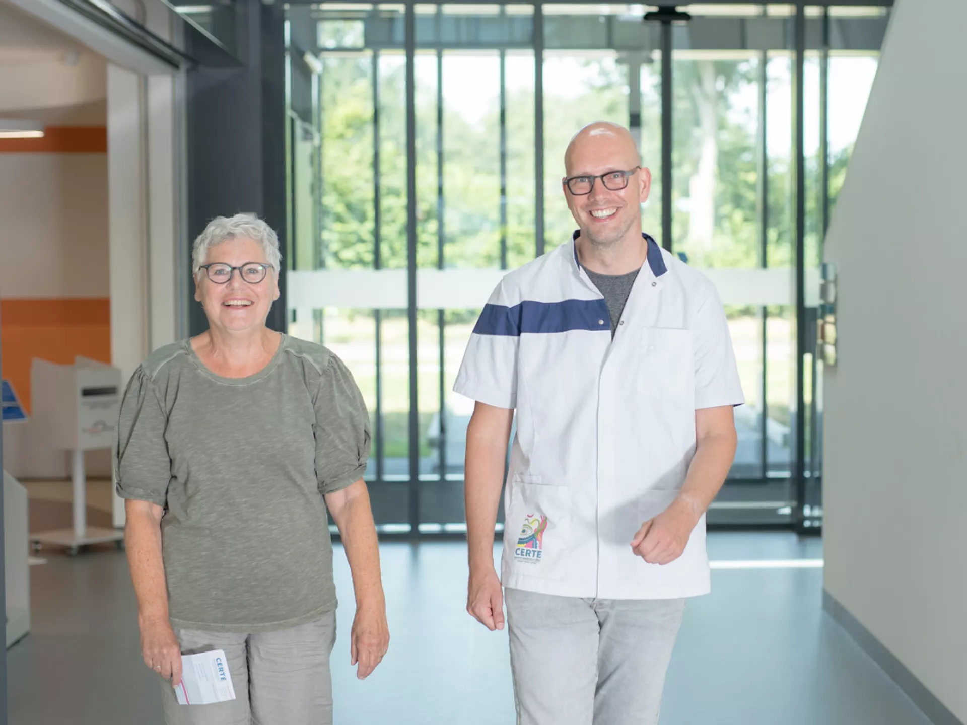 Patiënt en medewerker Certe lopend in gang