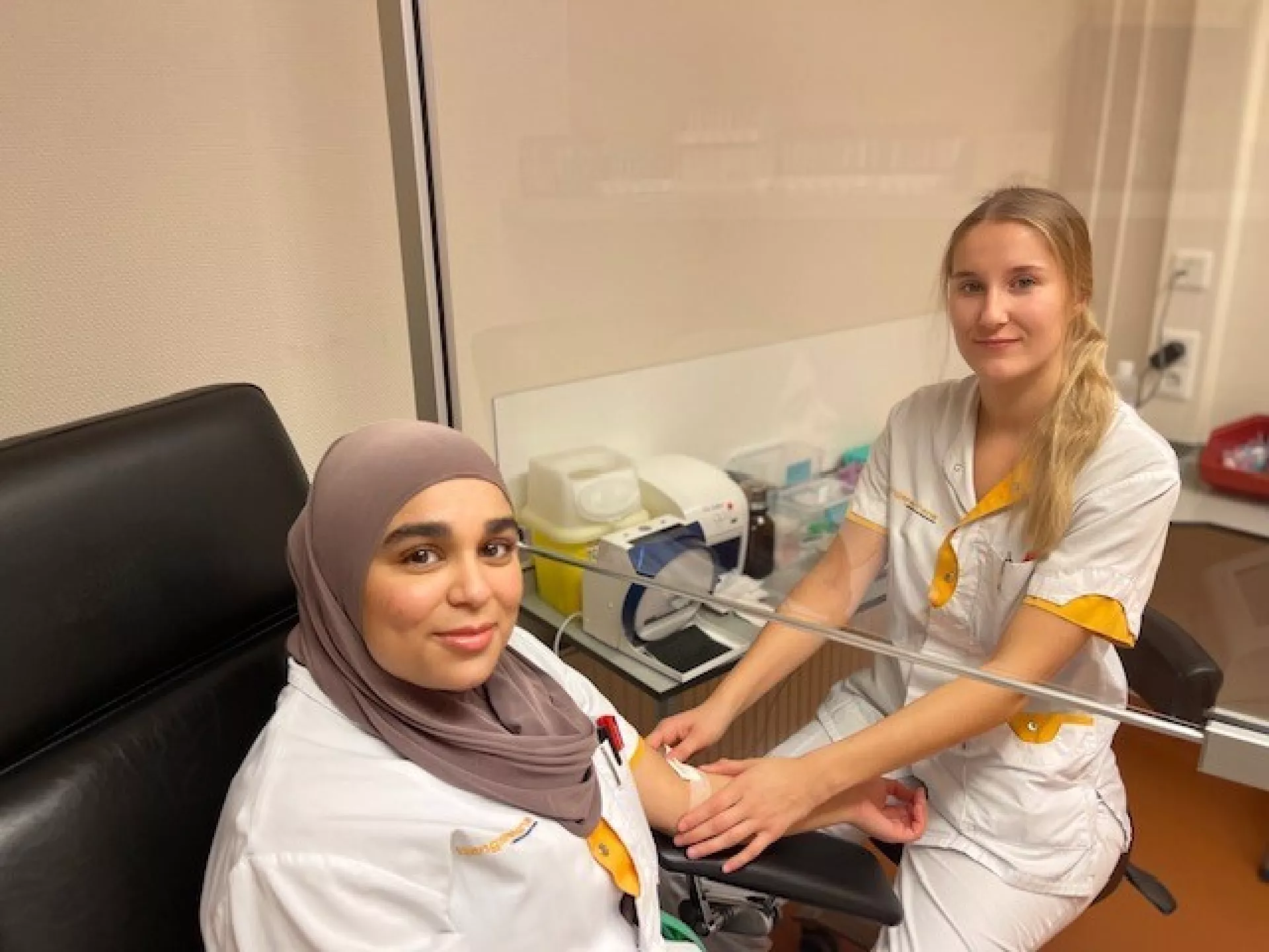 Nikki en Samira Medewerkers bloedafname ziekenhuis selfie