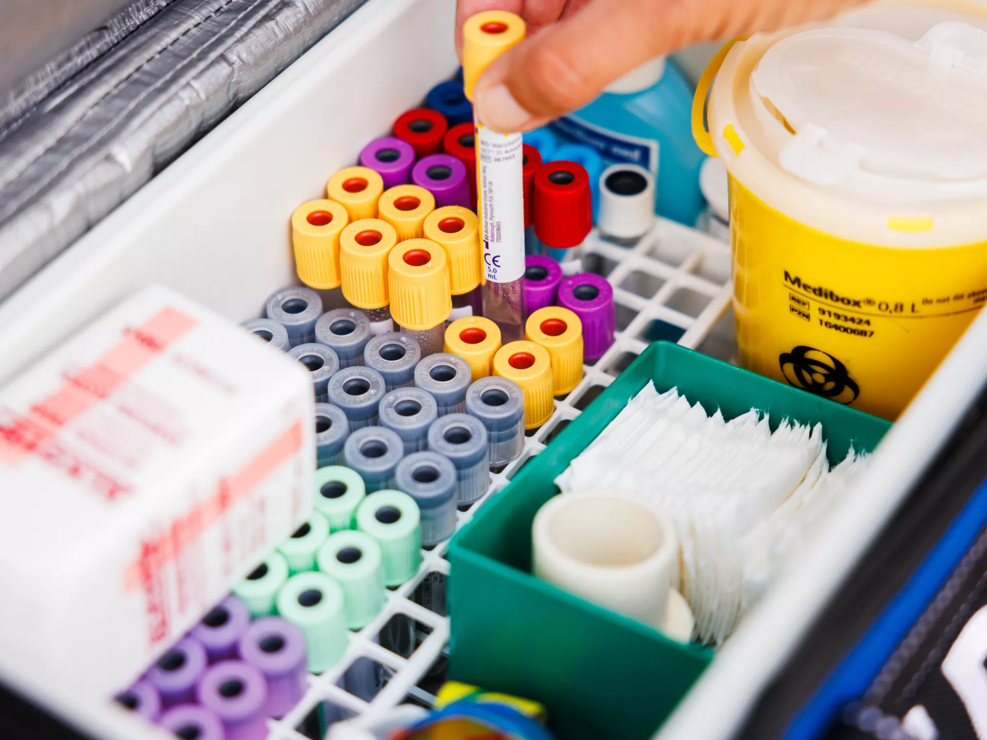 Lege bloedbuisjes in een tas met hand