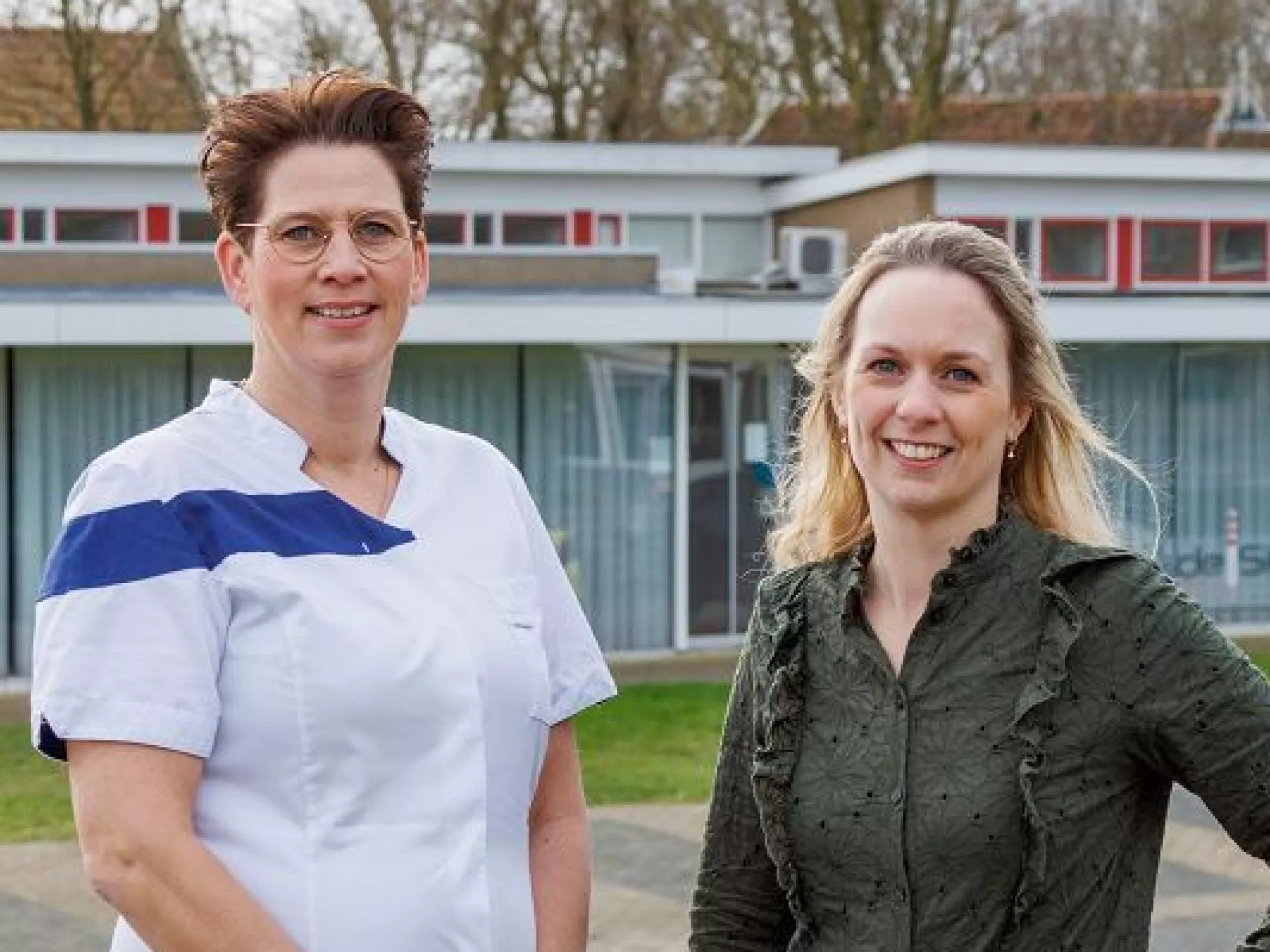 Ingrid Wijnberg en Evelien IJnsen-Kooiker voor pand De Skoal