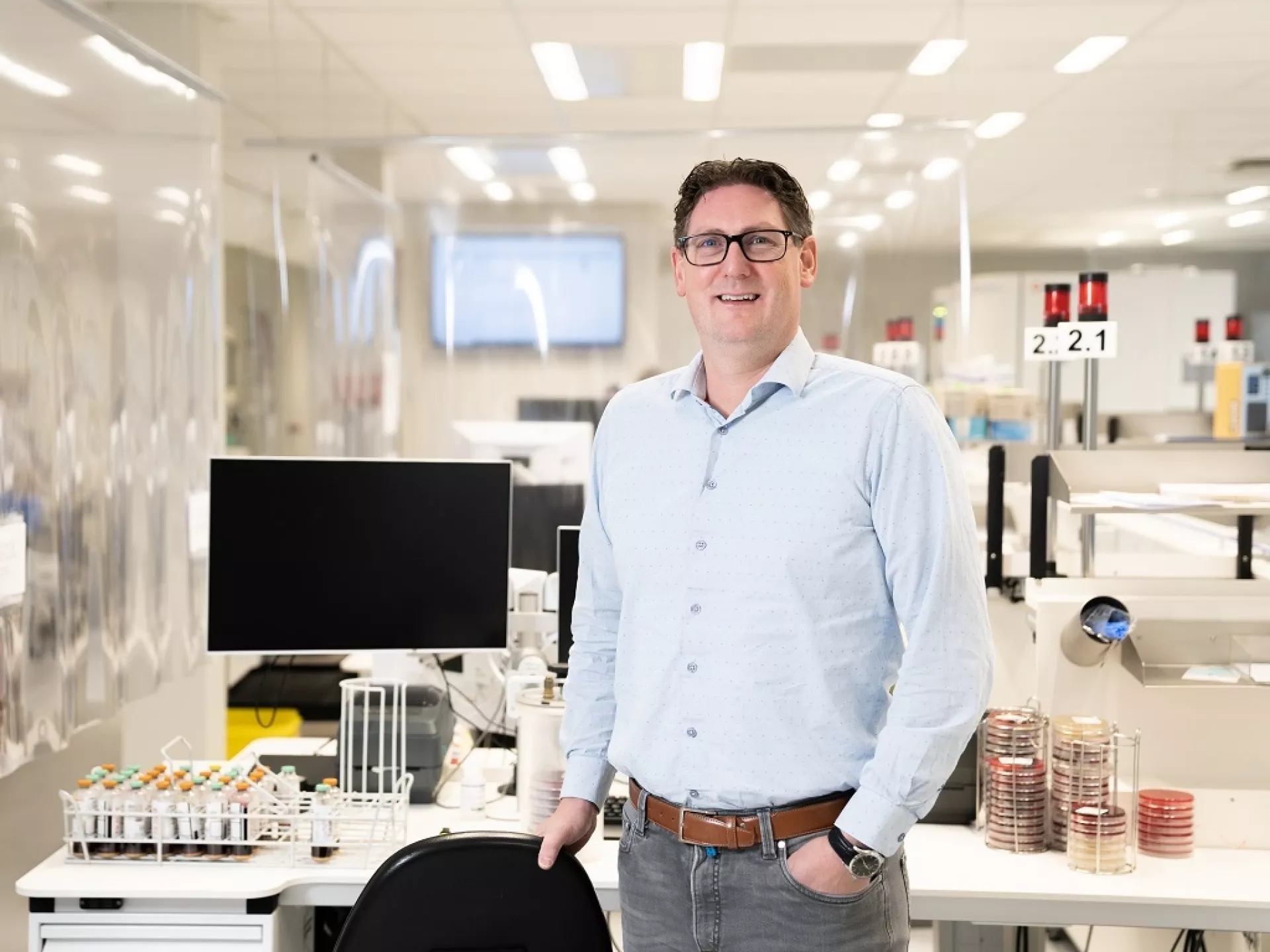 Erwin Verkade op laboratorium naast zwart computerscherm