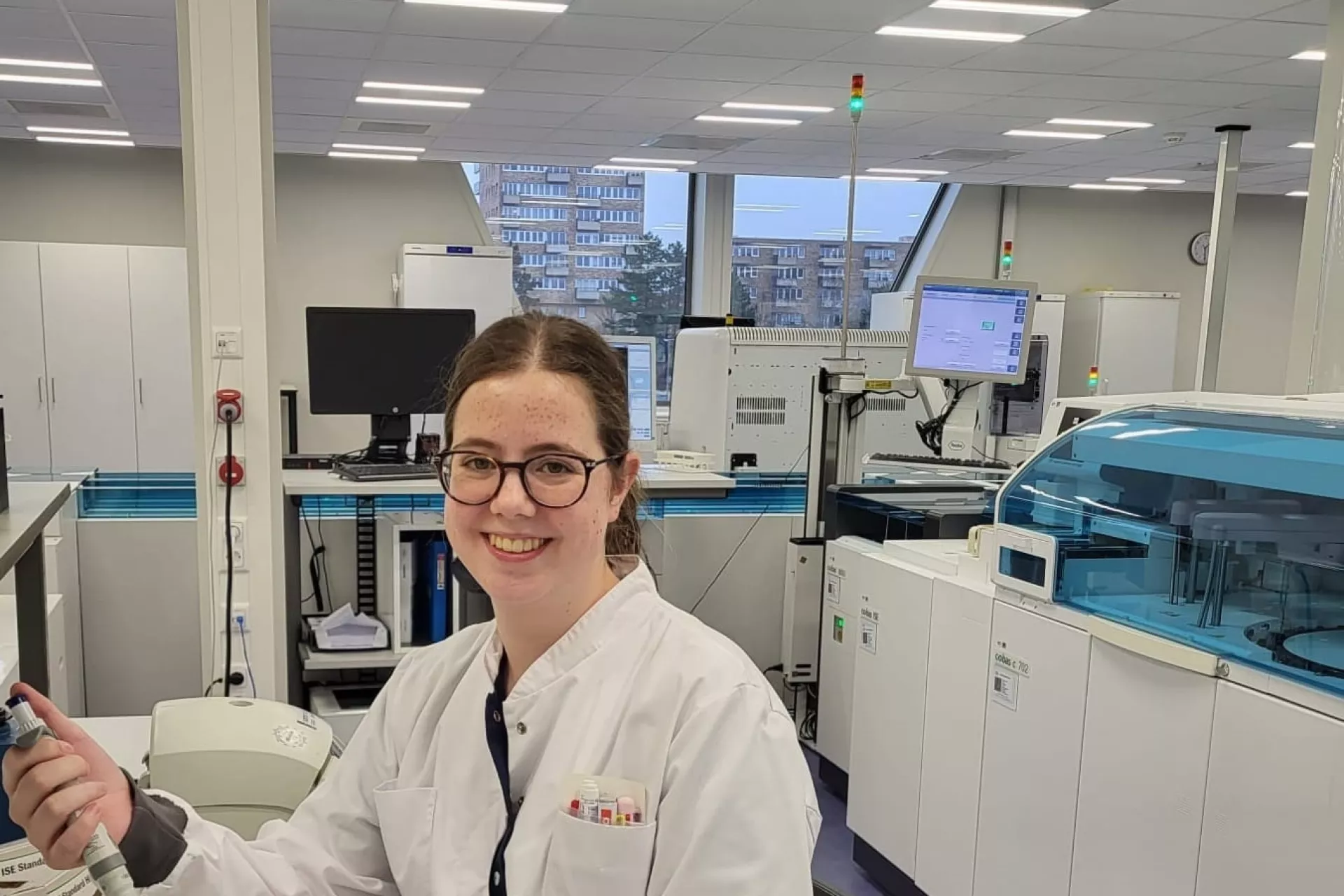 Analist Melanie-Yasmin klinische chemie op laboratorium in labjas