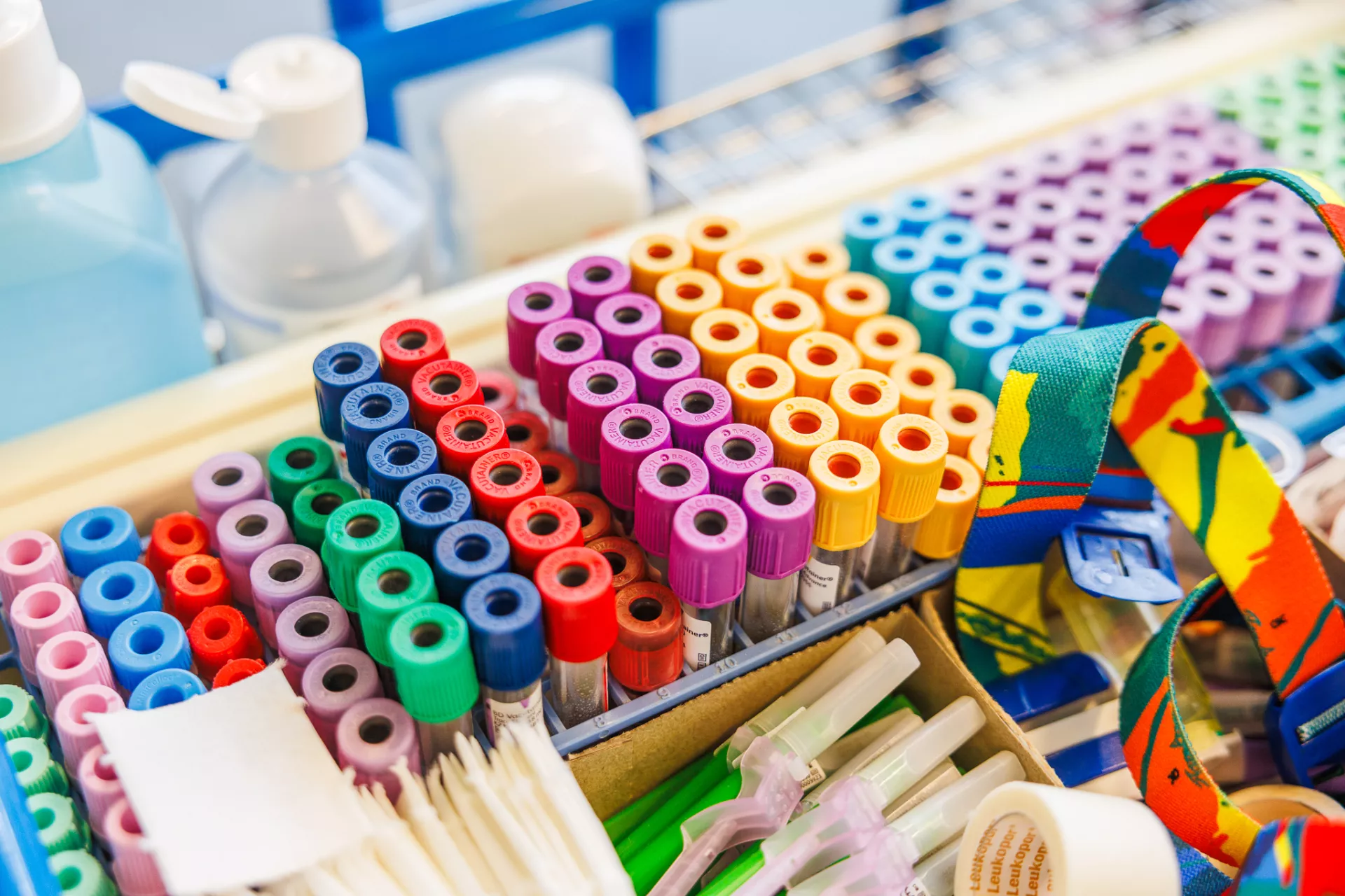 Diverse kleuren lege bloedbuisjes