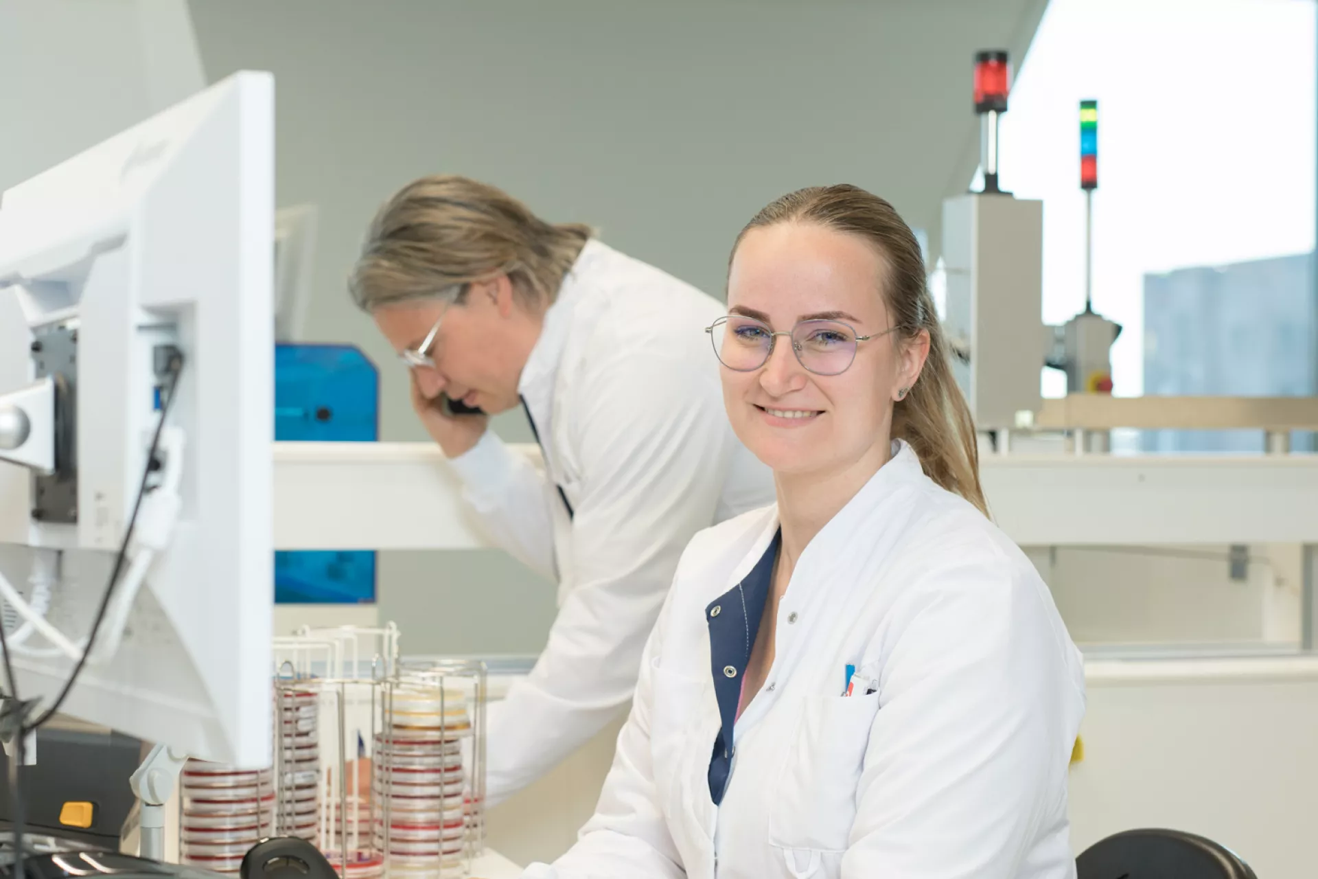Medische microbiologie analist man en vrouw op laboratorium