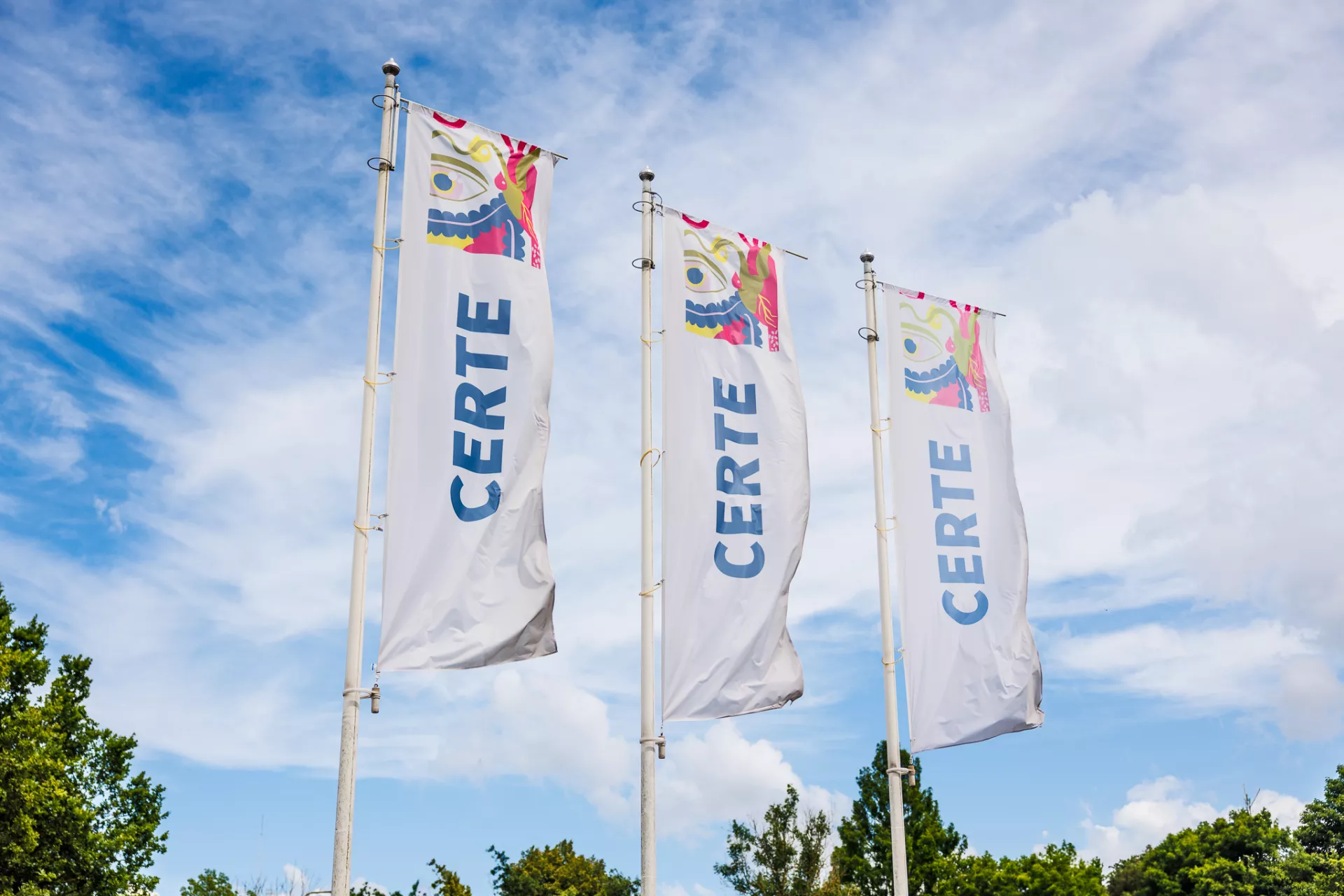 Drie vlaggen Certe voor blauwe lucht