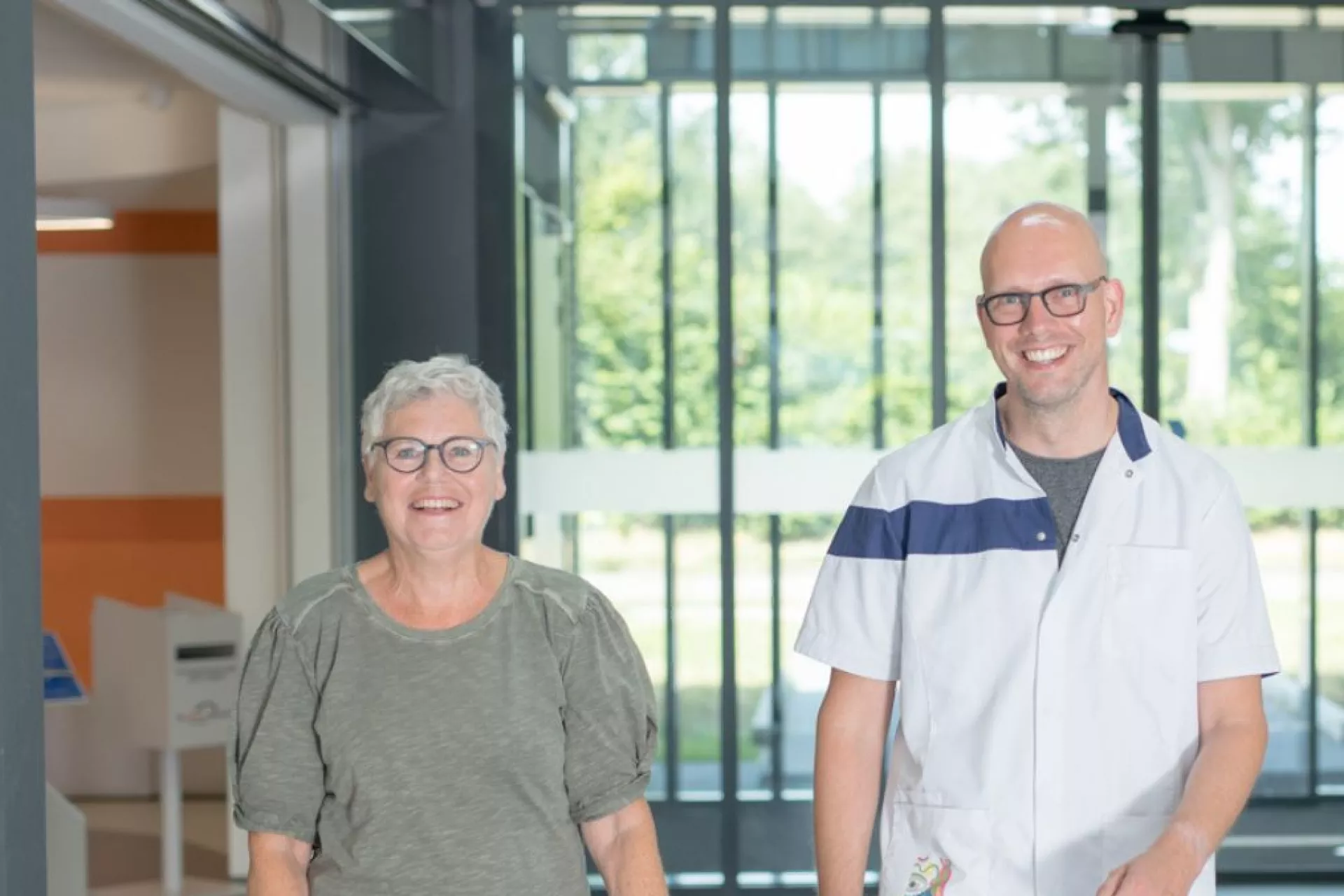 Patiënt en medewerker Certe lopend in gang